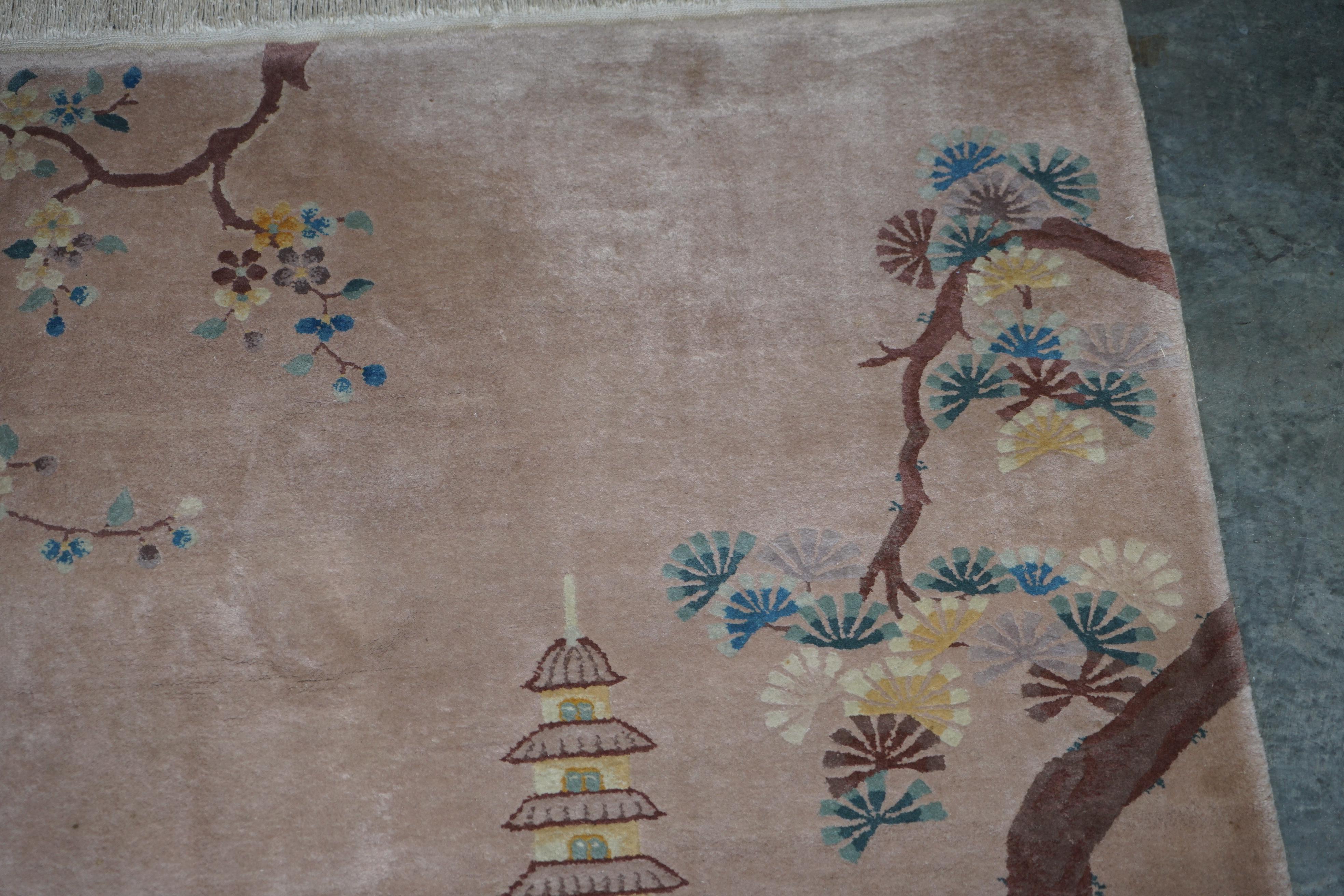 Antico tappeto cinese in lana a nodi fitti con tempio a pagoda e alberi floreali in vendita 1
