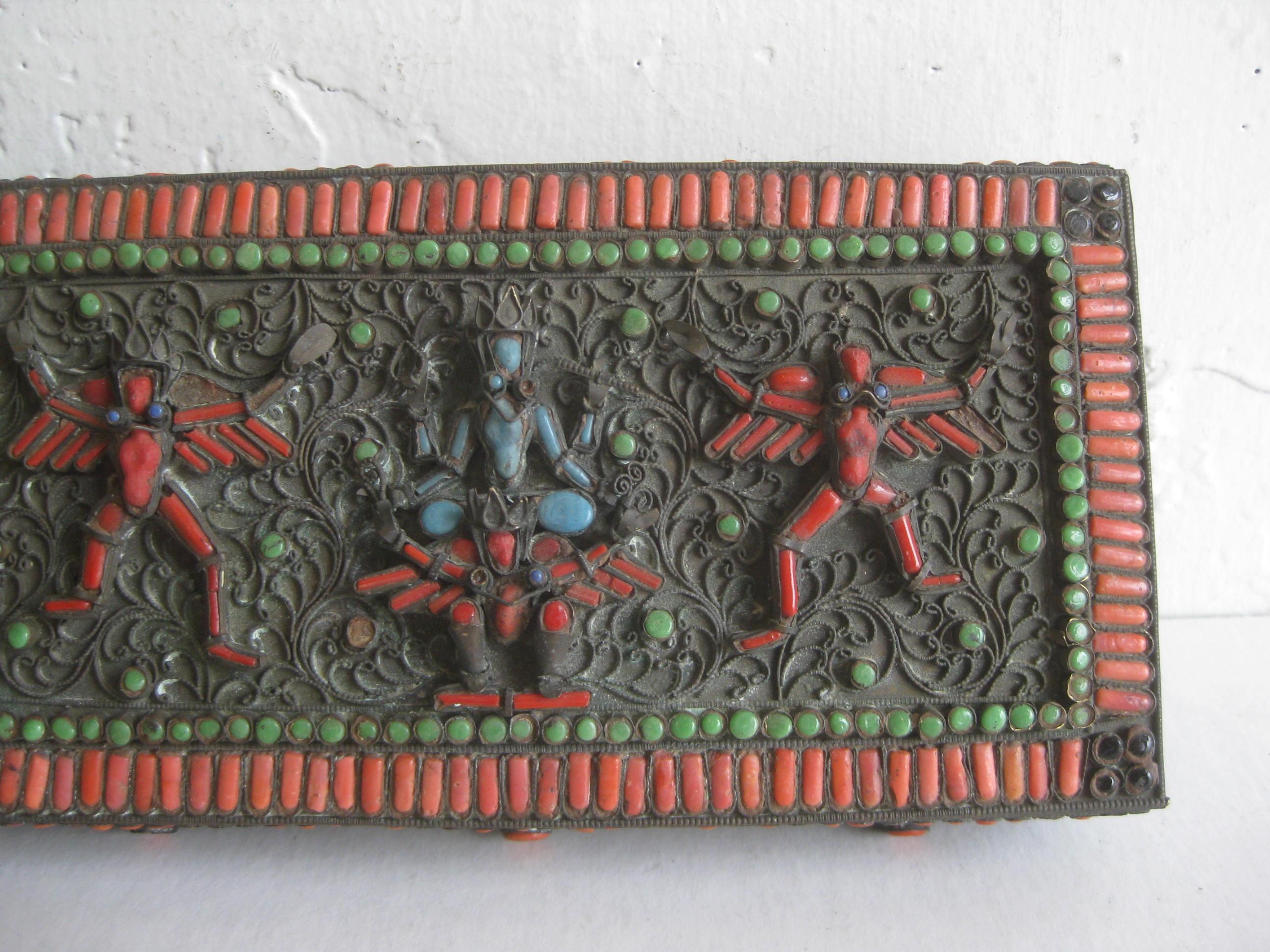 Tibétain Boîte à bijoux chinoise tibétaine d'antiquités en laiton filigrane avec turquoise et corail en vente