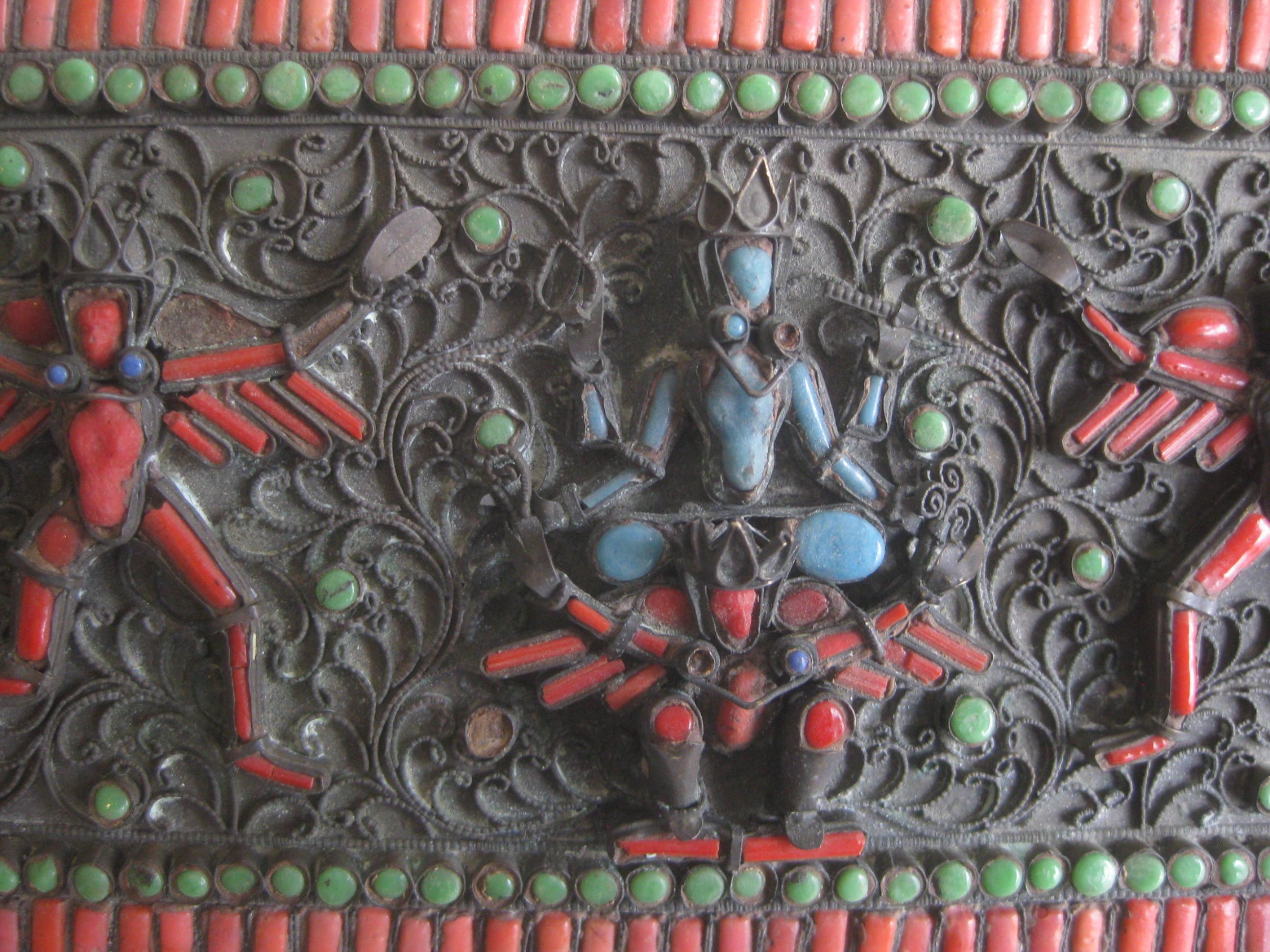 20ième siècle Boîte à bijoux chinoise tibétaine d'antiquités en laiton filigrane avec turquoise et corail en vente