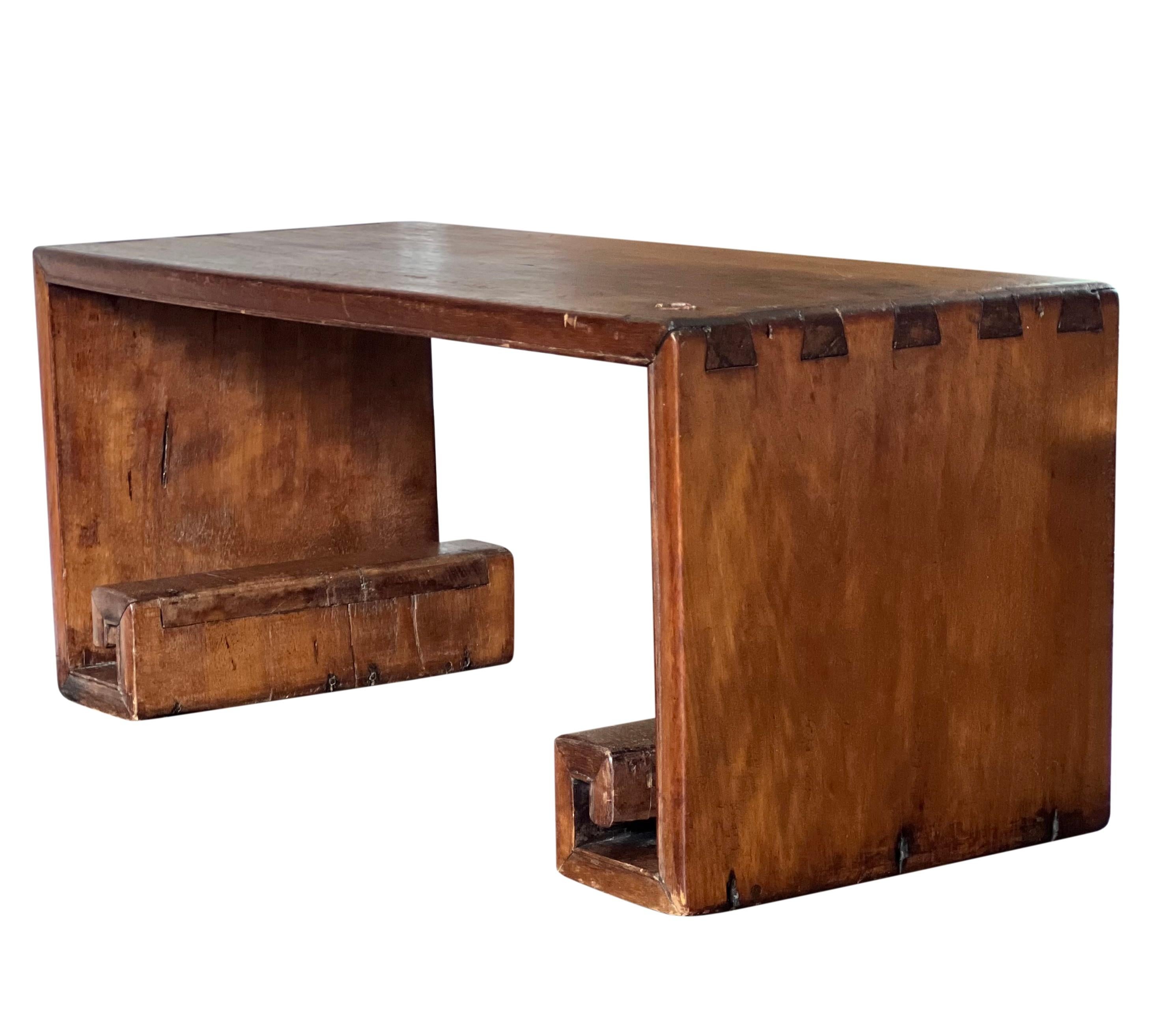 Chinois Ancienne table basse ou petite table basse chinoise en bois Tieli pour cascade en vente