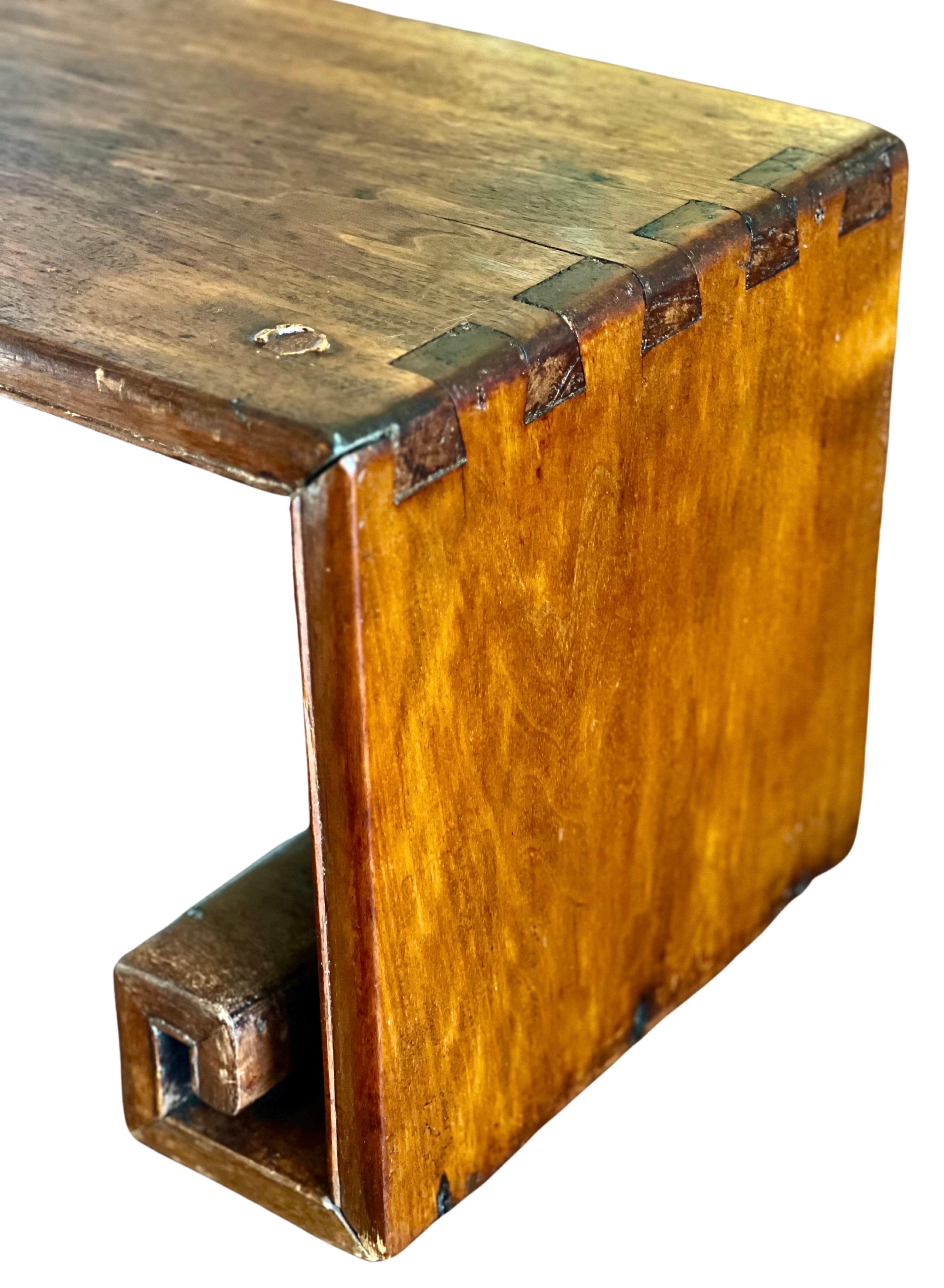 Ancienne table basse ou petite table basse chinoise en bois Tieli pour cascade en vente 1