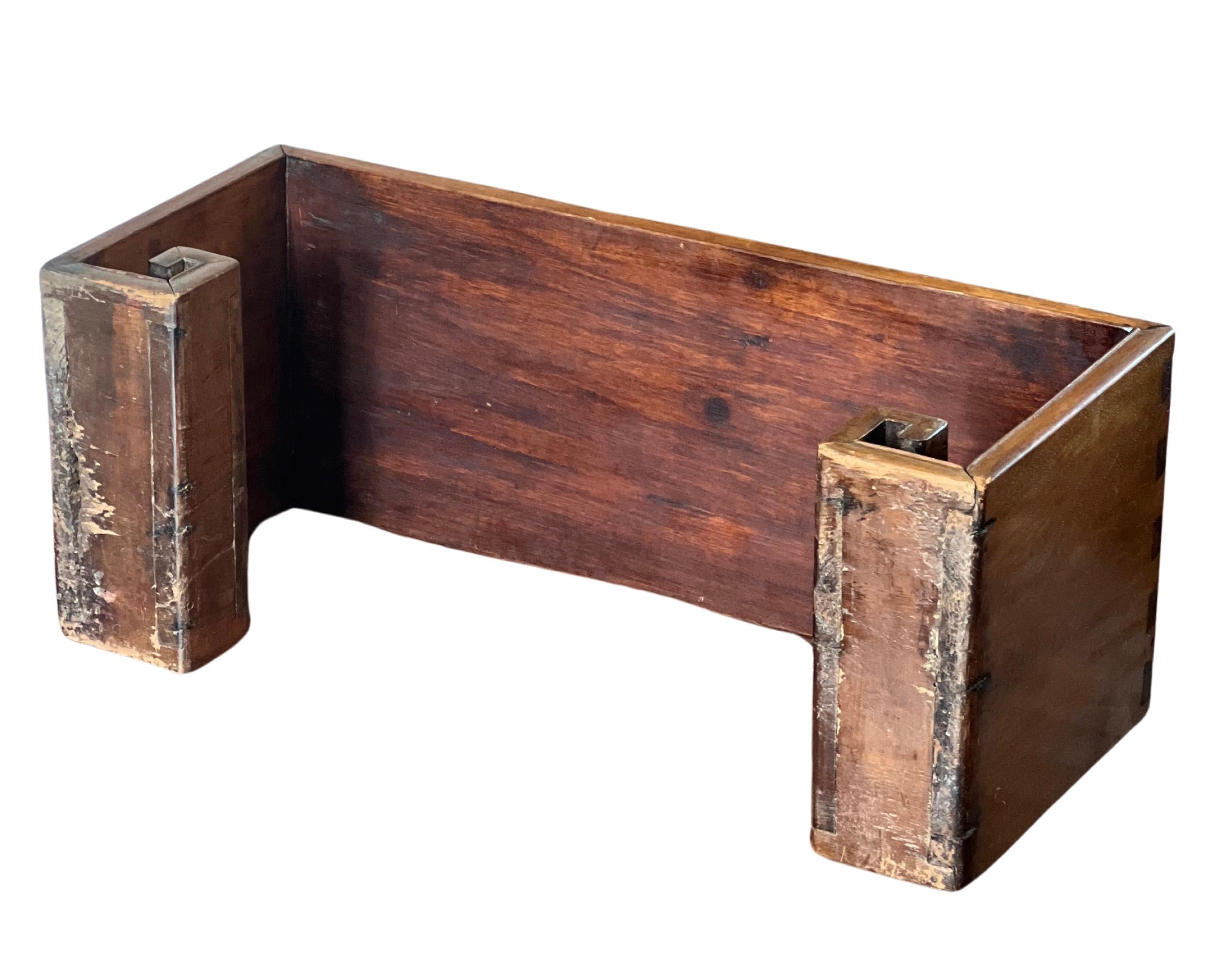 Ancienne table basse ou petite table basse chinoise en bois Tieli pour cascade en vente 2