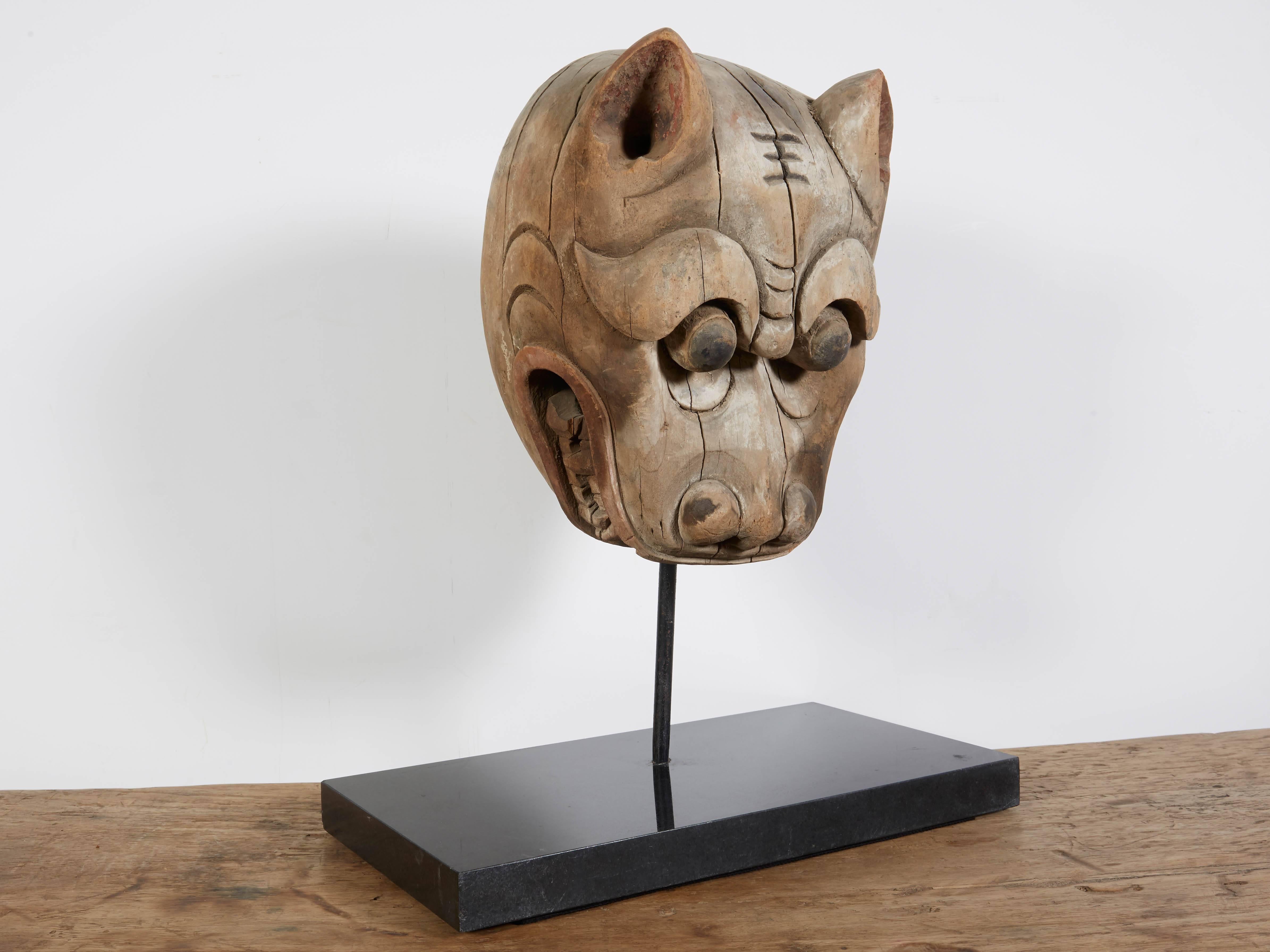 Masque de tigre chinois ancien en vente 1