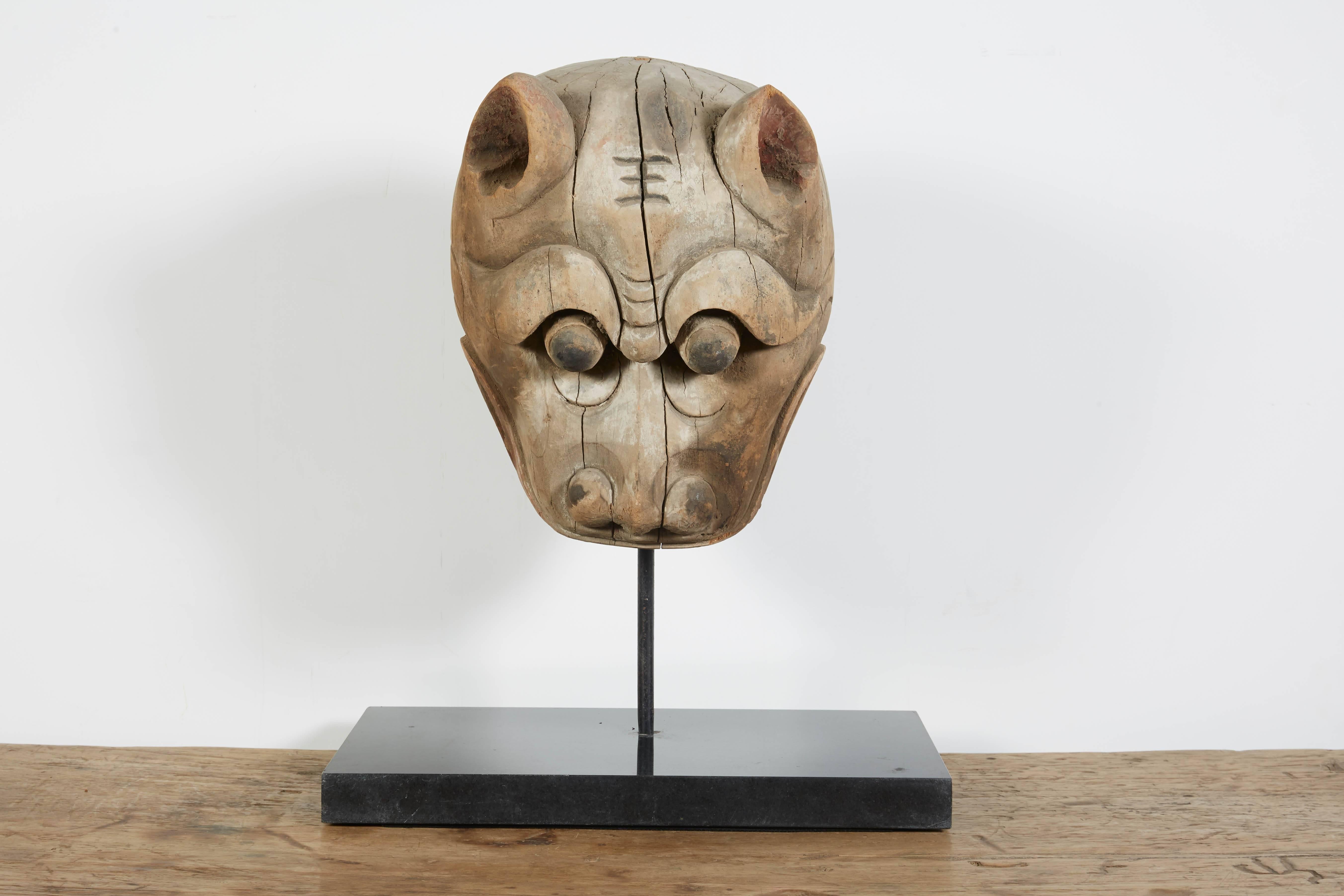 Eine wunderschön geschnitzte Tigermaske aus Ulmenholz aus dem frühen 19. Jahrhundert aus der Provinz Shanxi. Komplett mit maßgefertigtem Ständer aus schwarzem Stein.
Maße: Maske: L 10, T 7, H 16
Auf dem Stand: L 16, D 9, H 21
M360.