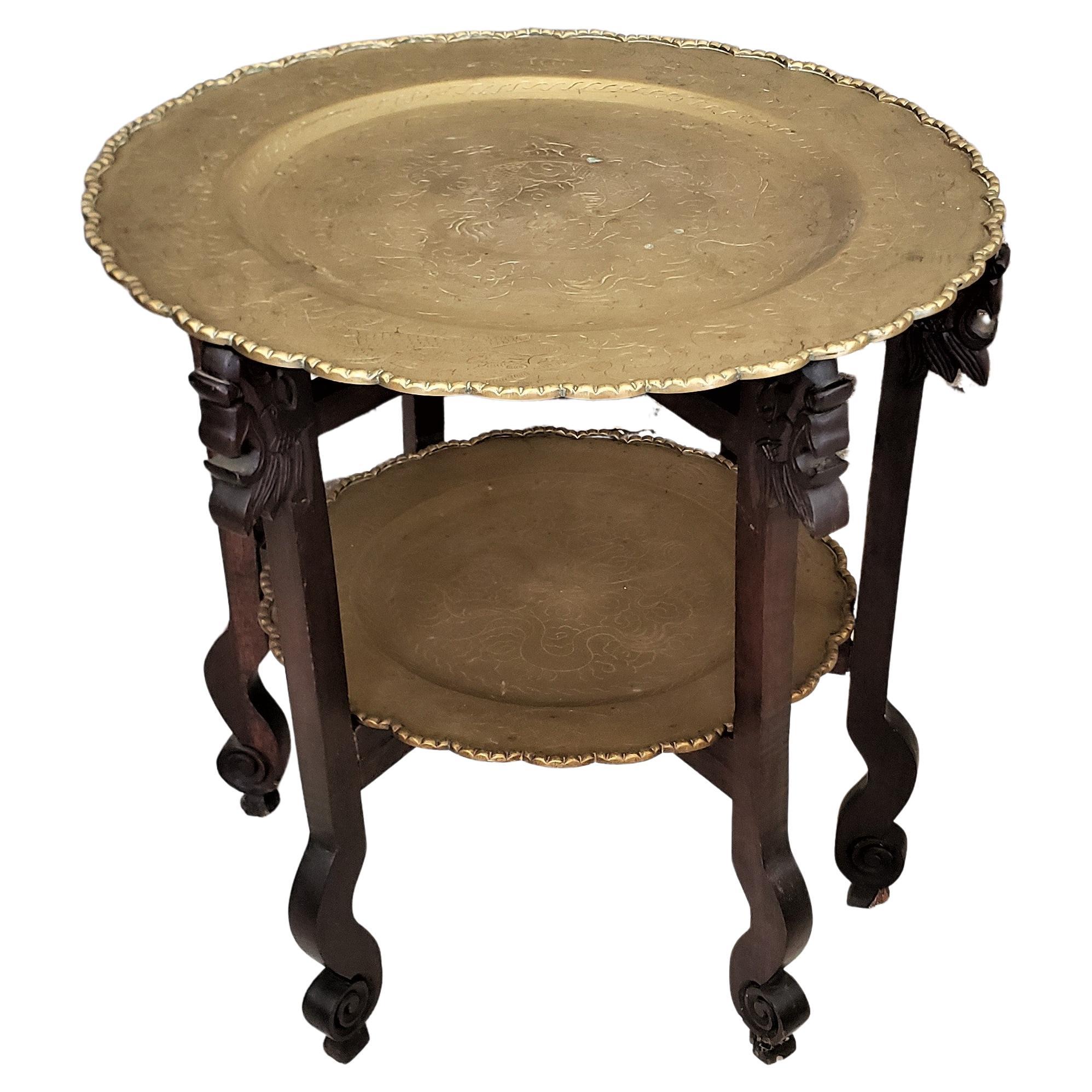 Ancienne table d'appoint chinoise à deux niveaux en laiton avec plateaux gravés