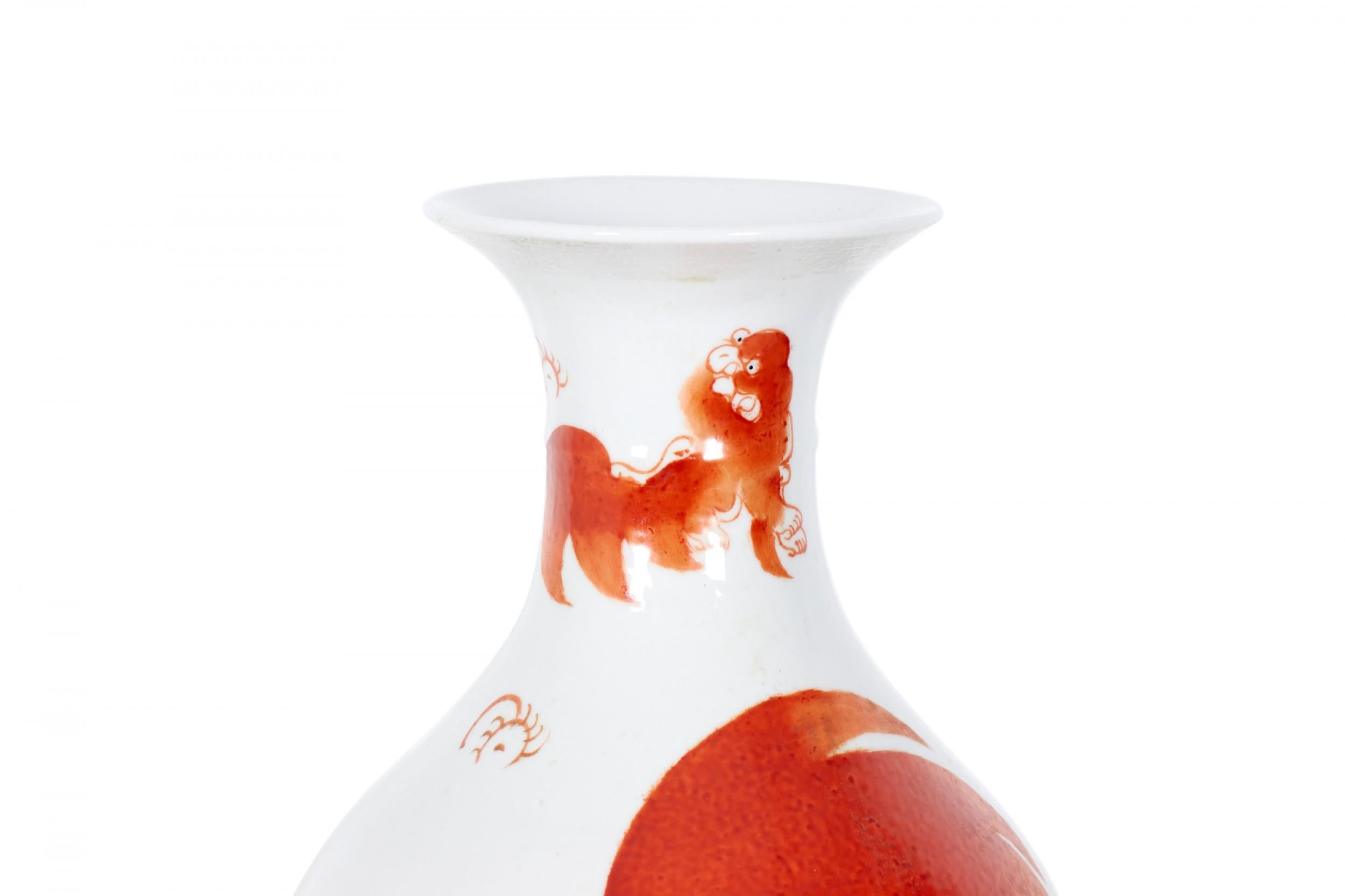 Vases chinois anciens en forme d'urne en porcelaine orange à motif de chien Foo en vente 2