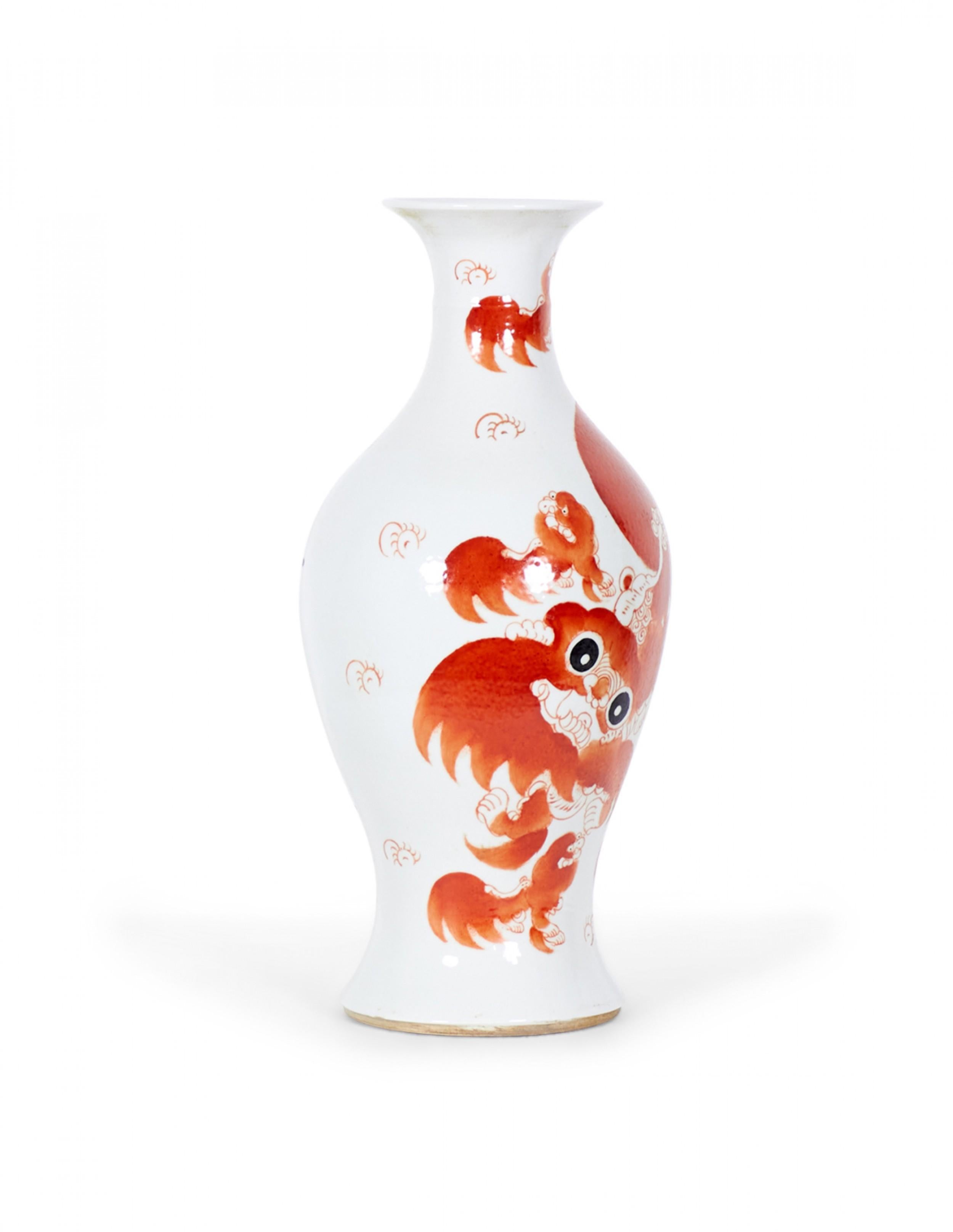 Vase en porcelaine de Chine (fin du XIXe siècle-début du XXe siècle) en forme d'urne avec des motifs de chien foo orange tourbillonnant sur un fond gris-beige.

Condit : Bon ; Usures dues à l'âge et à l'utilisation