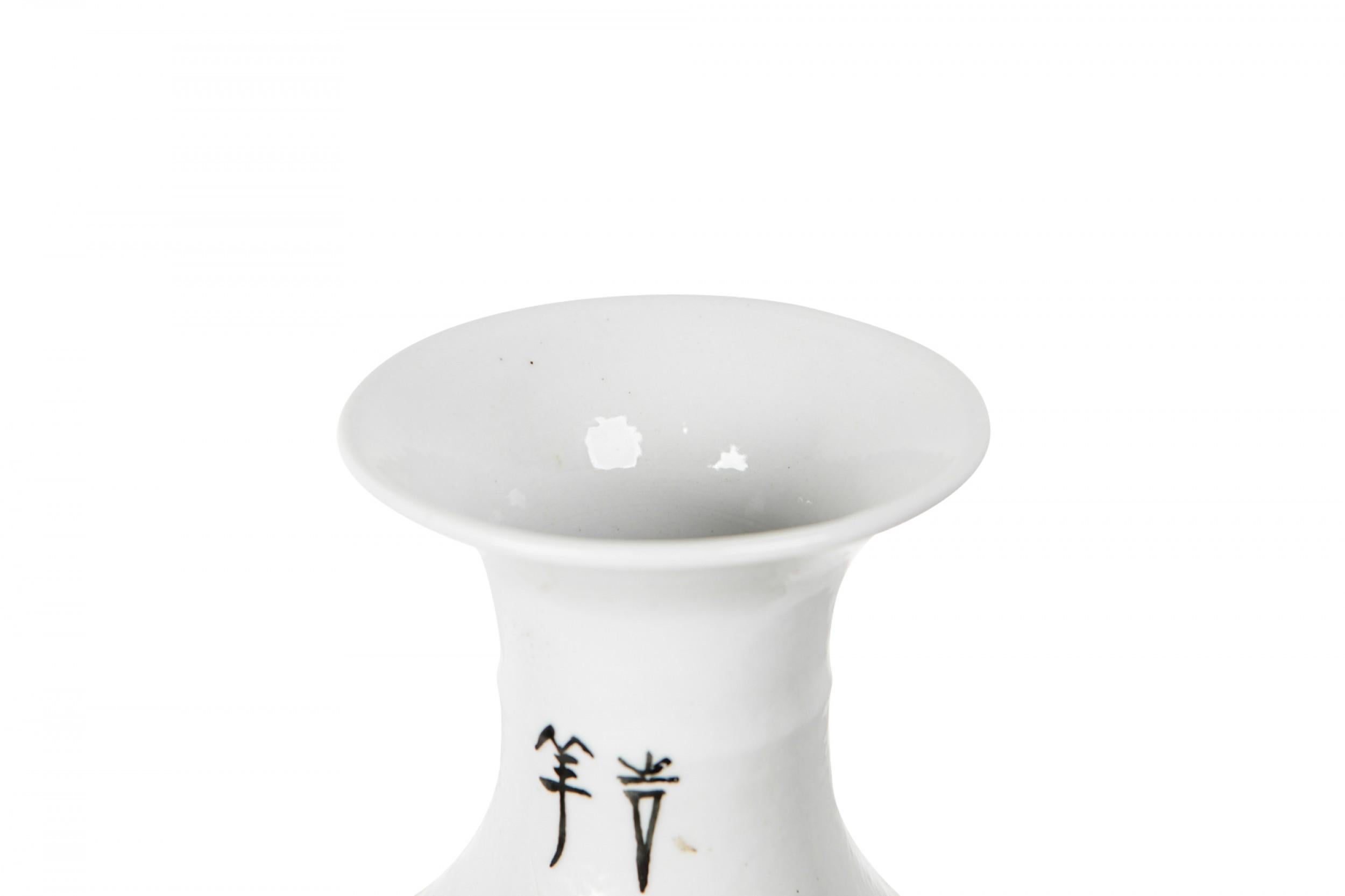 Fait main Vases chinois anciens en forme d'urne en porcelaine orange à motif de chien Foo en vente
