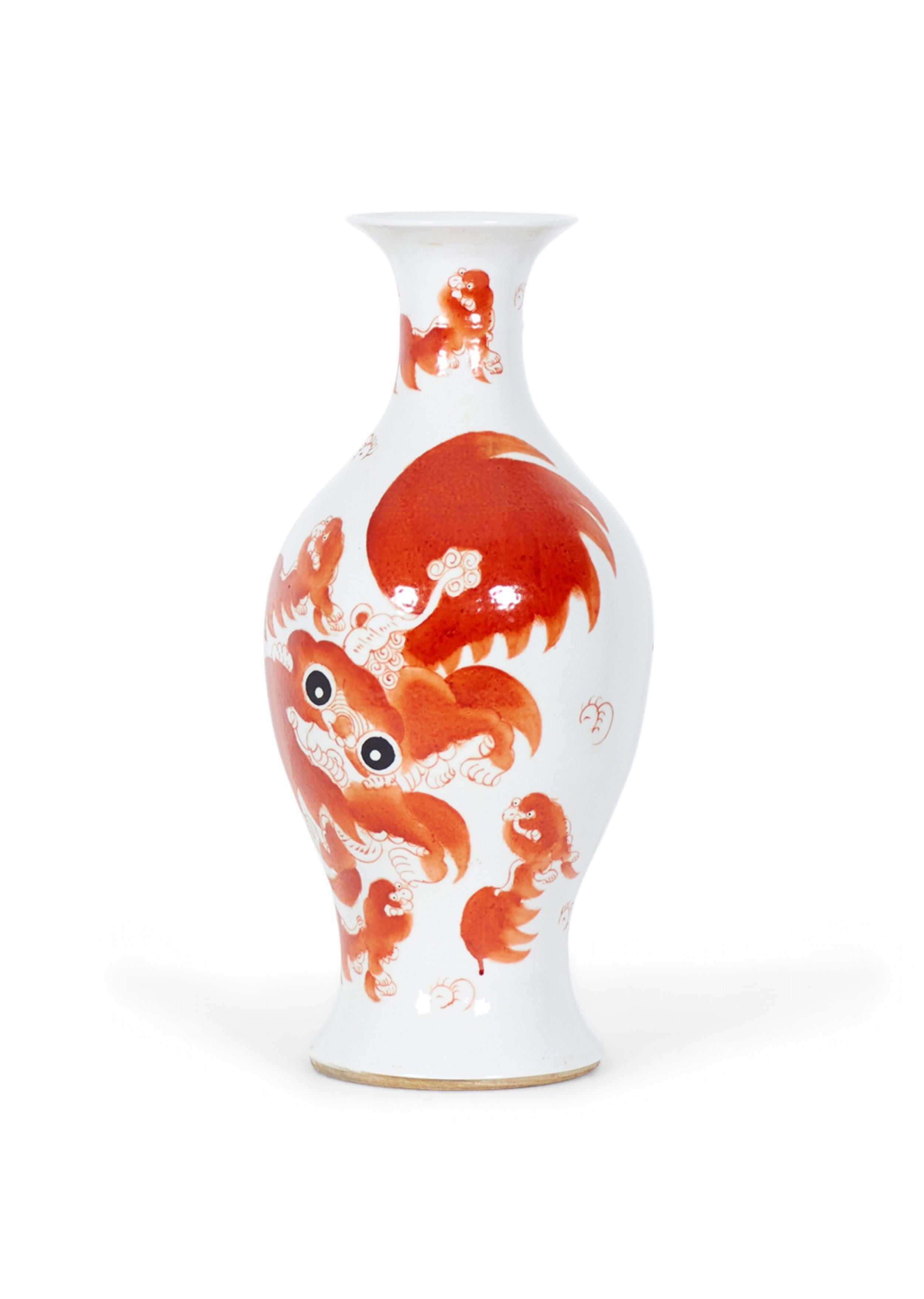 Vases chinois anciens en forme d'urne en porcelaine orange à motif de chien Foo Bon état - En vente à Queens, NY