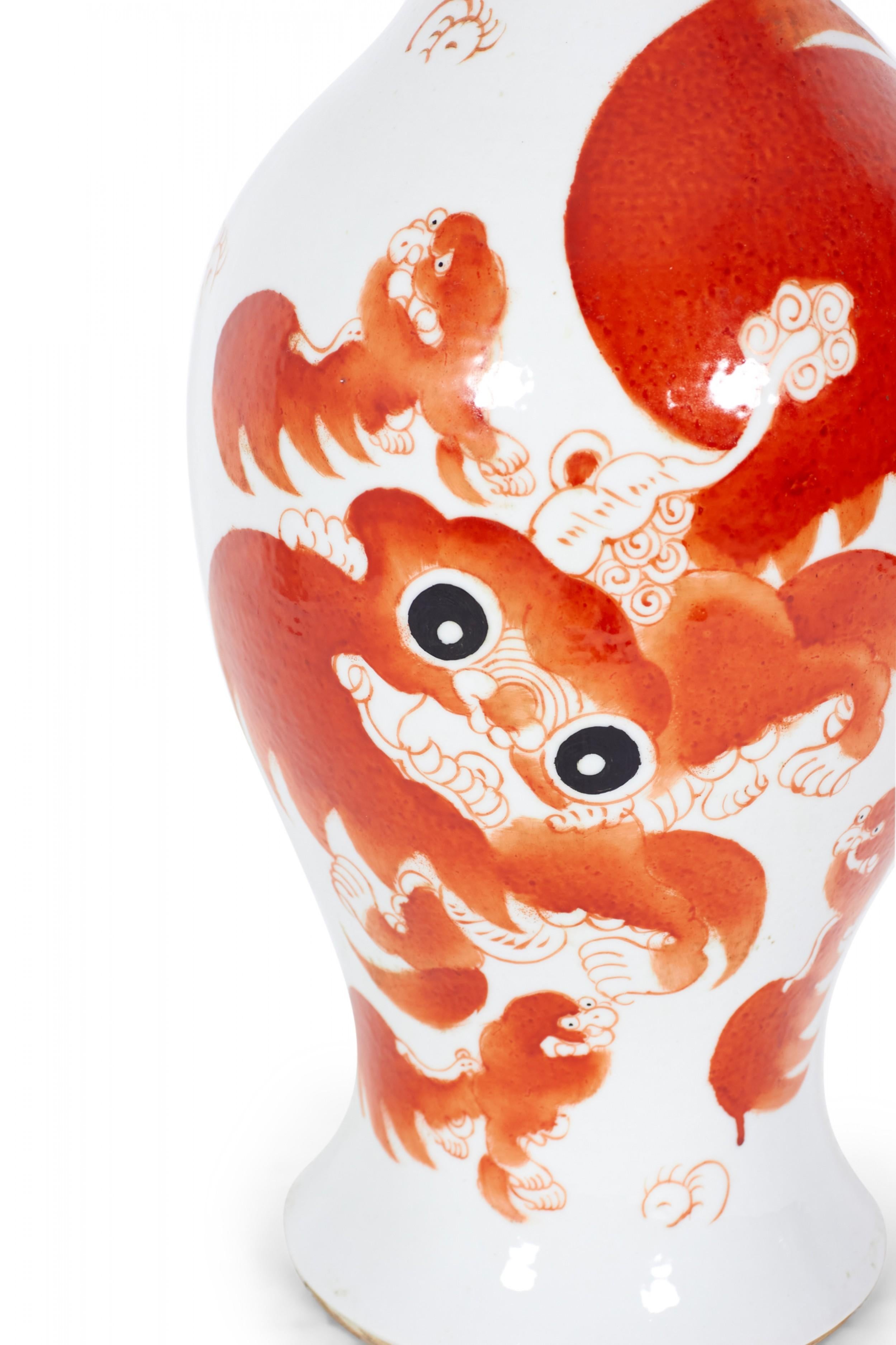Porcelaine Vases chinois anciens en forme d'urne en porcelaine orange à motif de chien Foo en vente