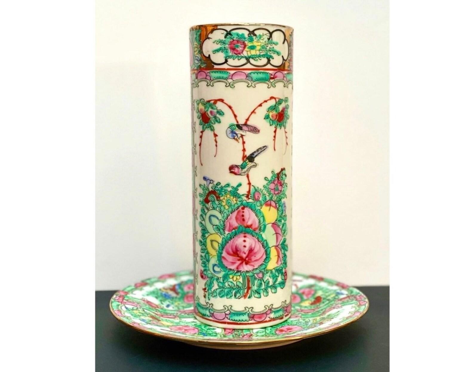 Antique Chinese vase on the Platter.

Hand painted.

Antique.

Chinoiserie Chic.

Made with glaze and 24k gold.

The height of the vase is 9 inc (23 cm).

The diameter of the dish is 8,2 inc (21 cm).

In great condition.

 My