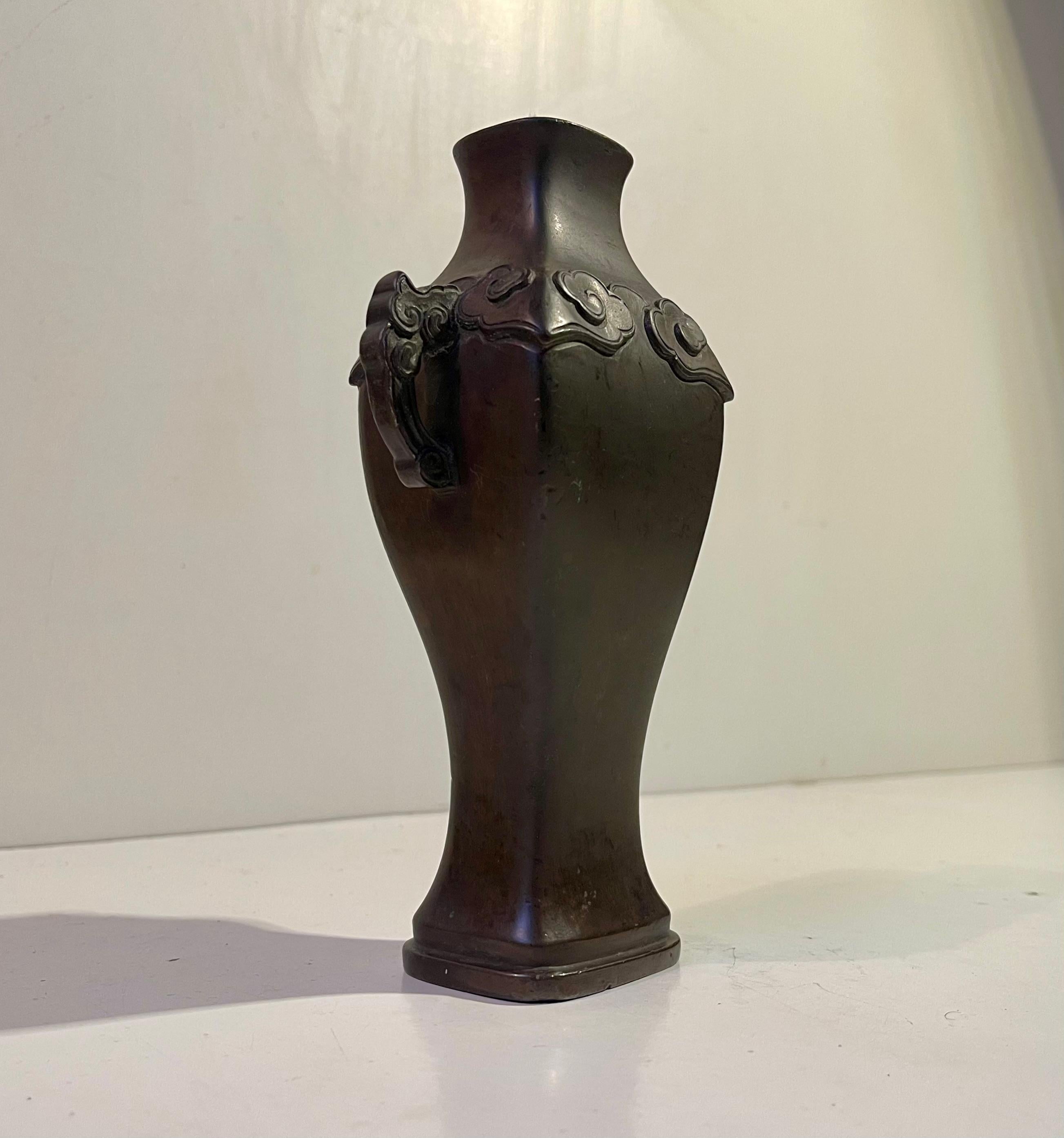 Chinois Vase chinois ancien en bronze, style Ming Ming en vente