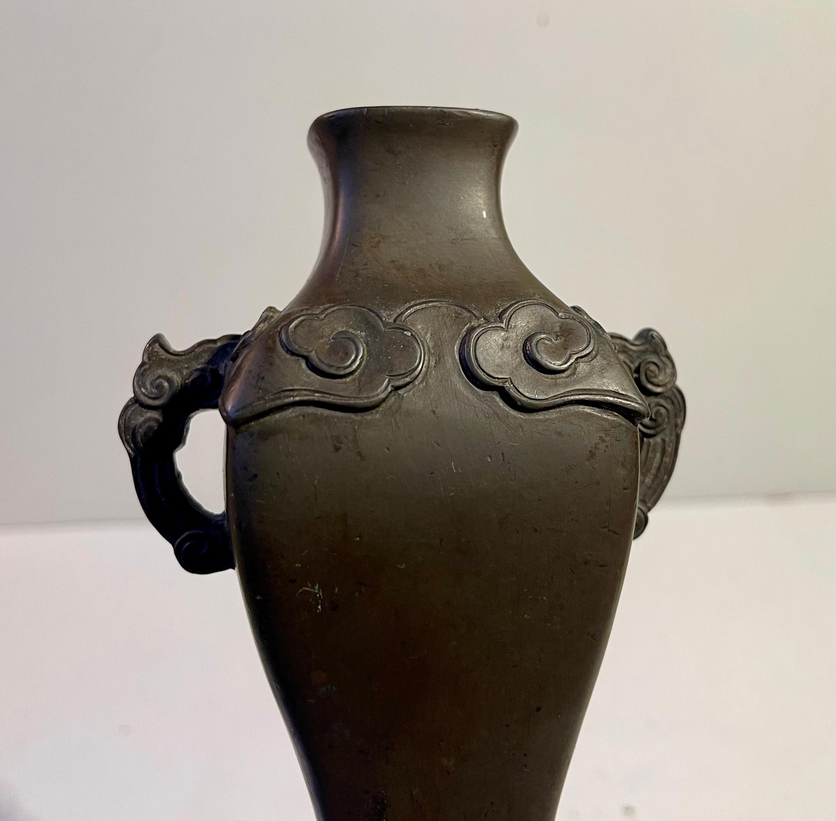 Vase chinois ancien en bronze, style Ming Ming État moyen - En vente à Esbjerg, DK