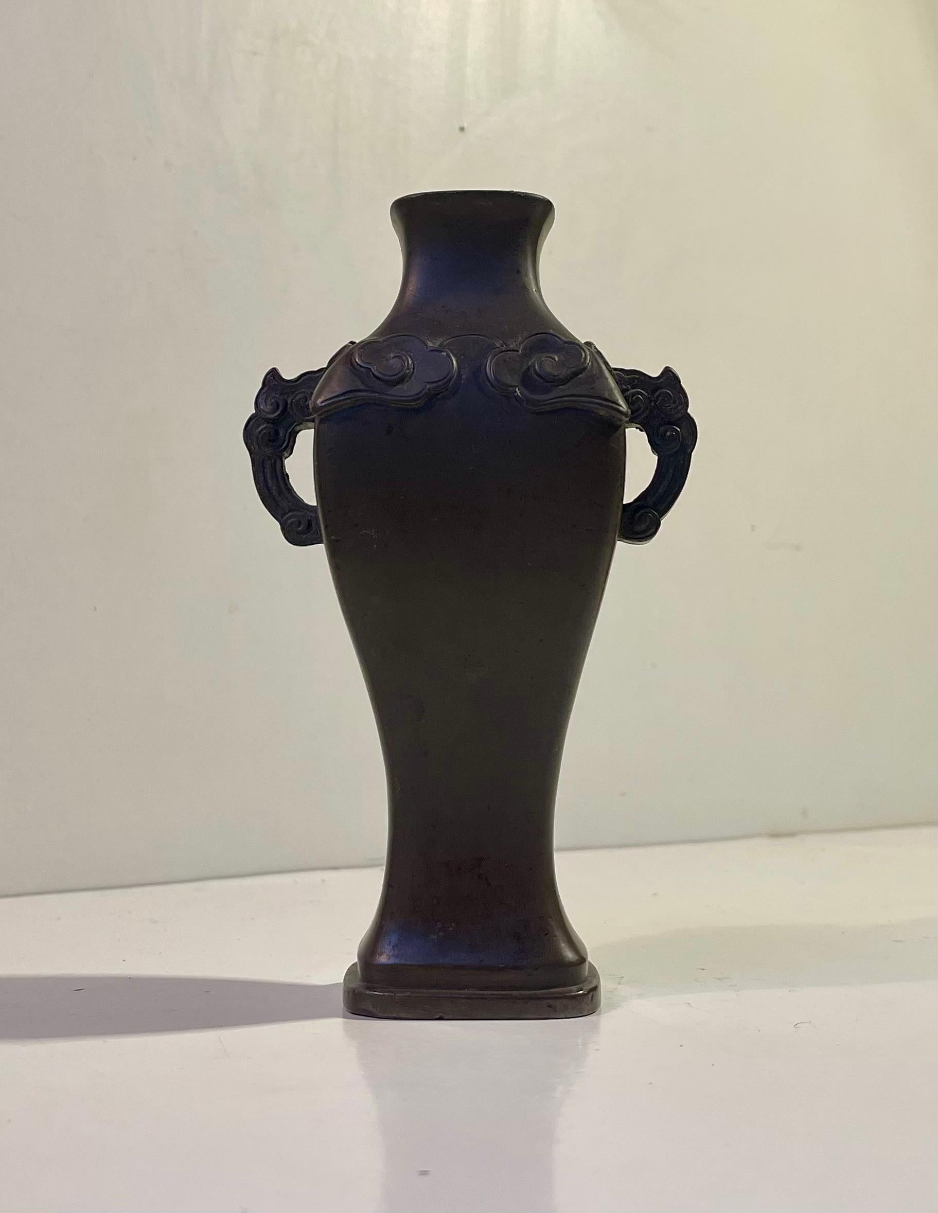 Bronze Vase chinois ancien en bronze, style Ming Ming en vente