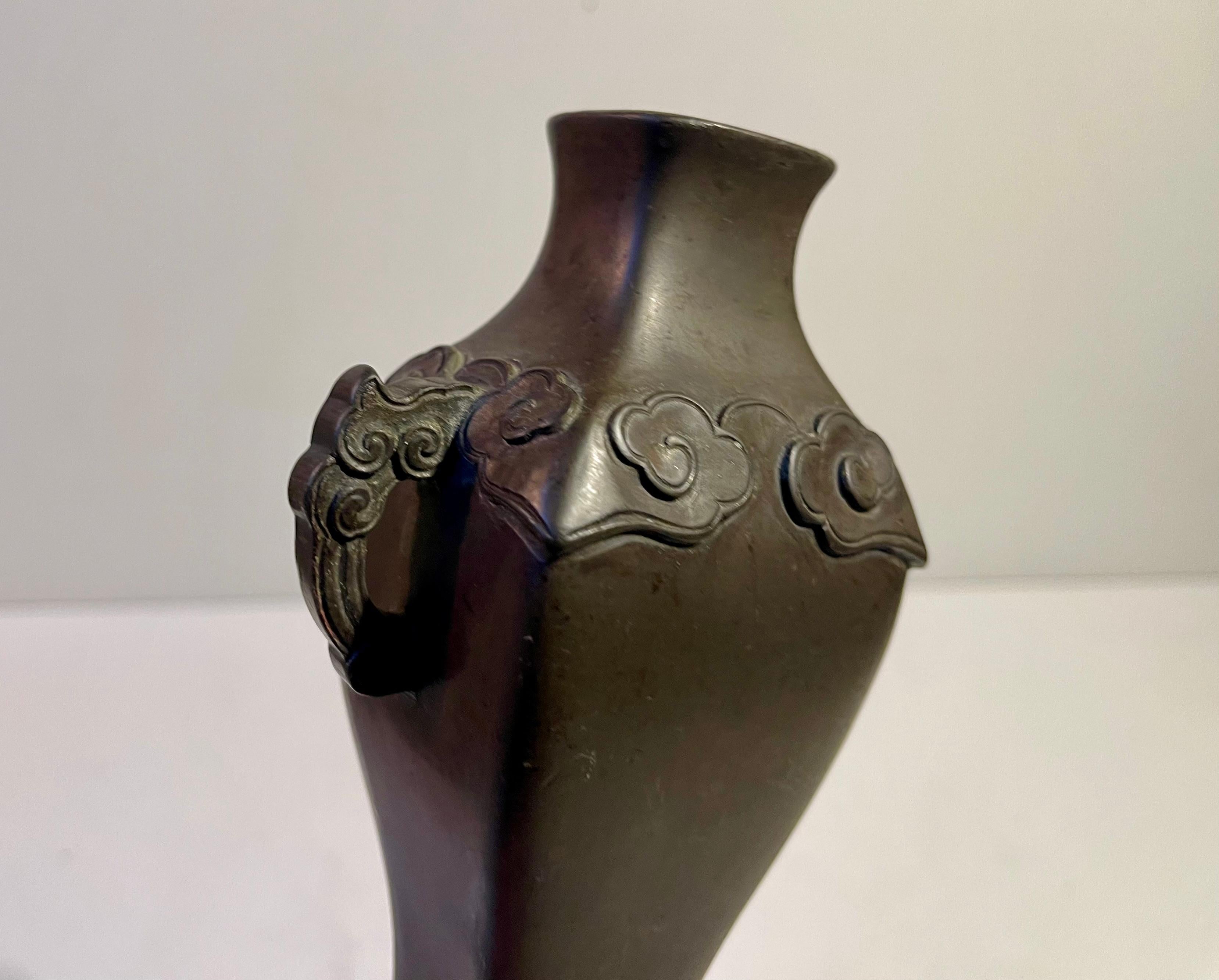 Vase chinois ancien en bronze, style Ming Ming en vente 1