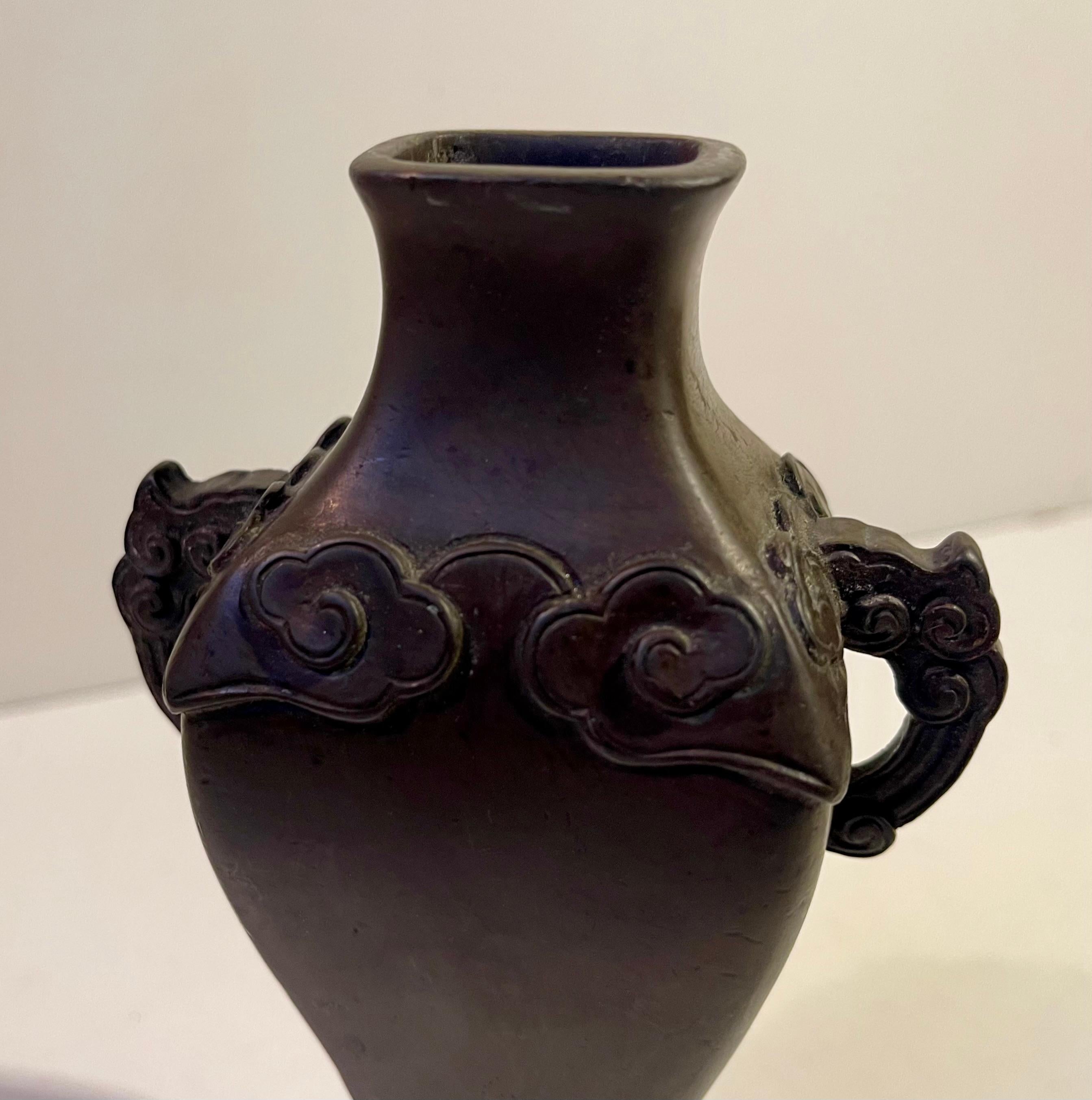 Vase chinois ancien en bronze, style Ming Ming en vente 2