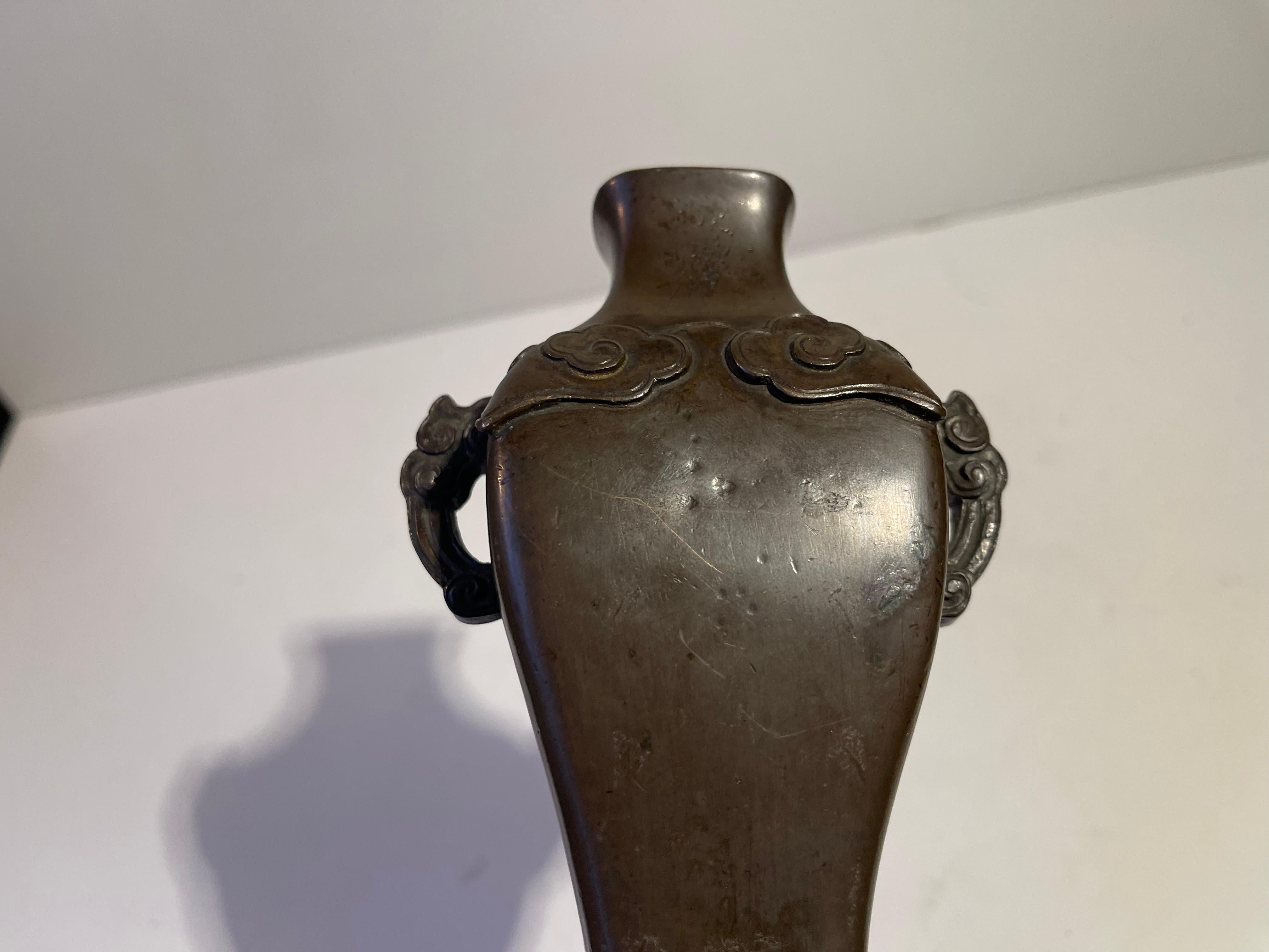 Vase chinois ancien en bronze, style Ming Ming en vente 3