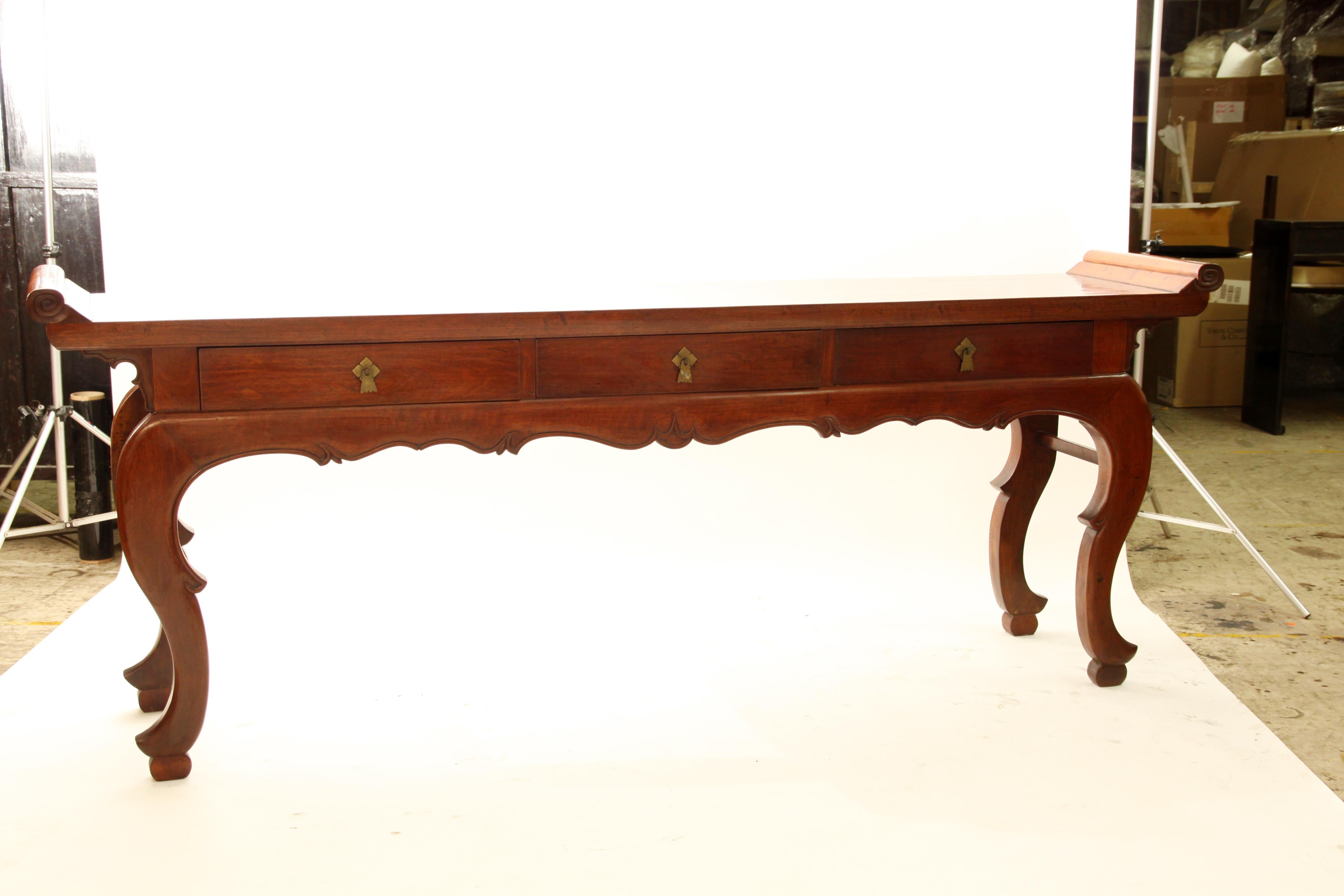 Antique Chinese Walnut Raised Altar Coffer with Drawers and Cabriole Legs In Excellent Condition In 10 Chater Road, HK