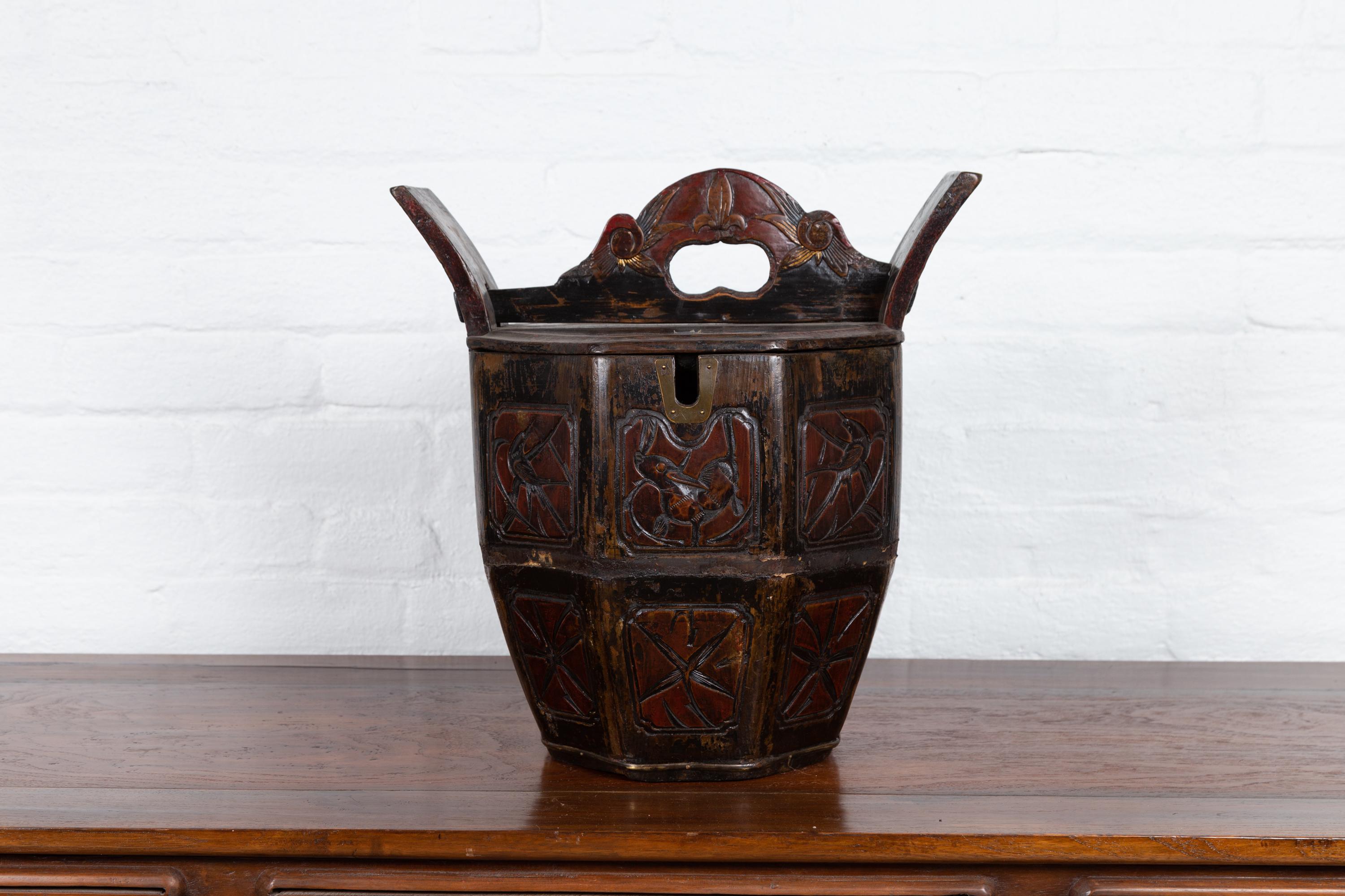 An antique Chinese wedding box from the early 20th century with handle, curving supports, animals and foliage motifs. Born in China during the early years of the 20th century, this charming wedding box features an hexagonal top, flanked