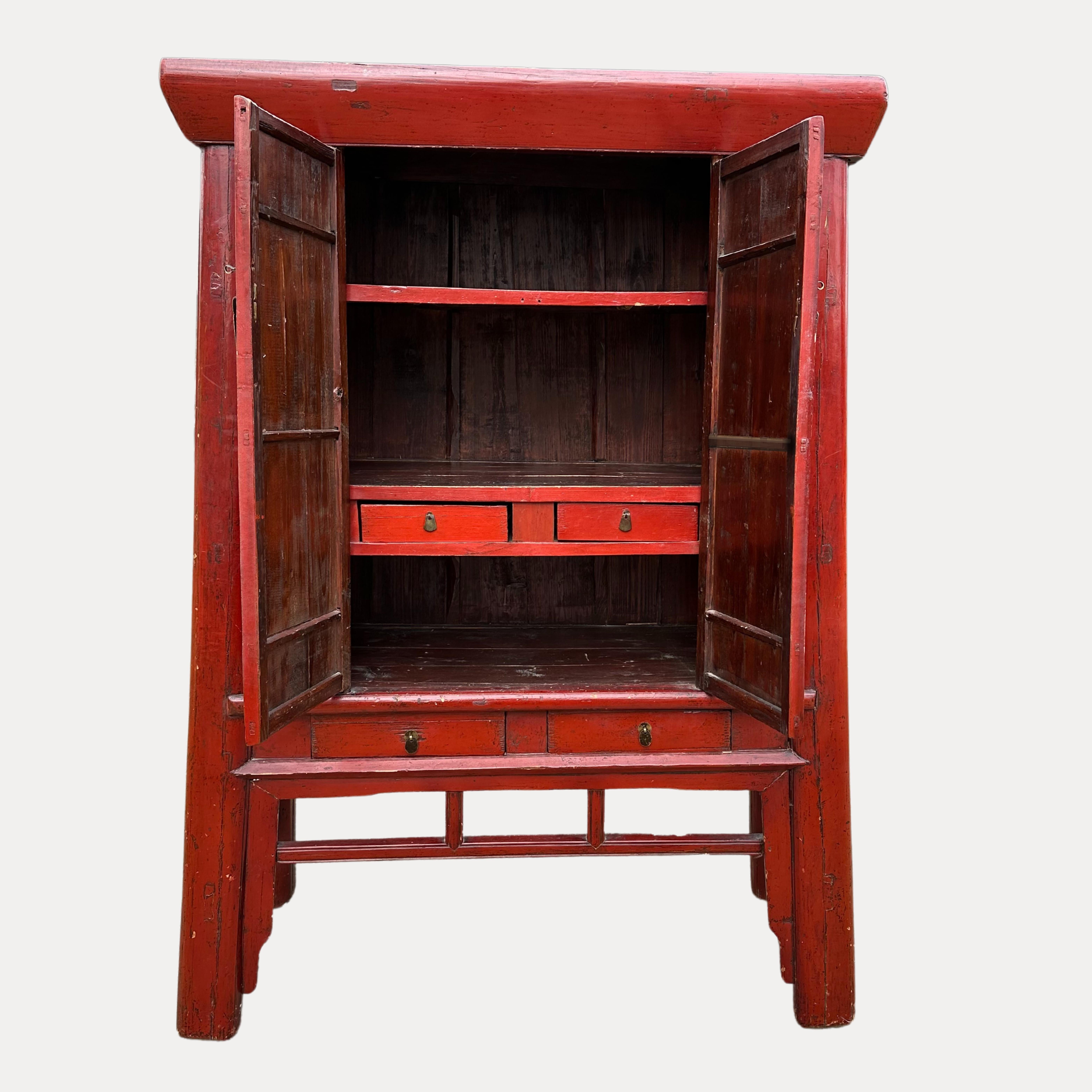 A Chinese Qing Dynasty Ningbo red lacquered four door wedding cabinet from 19th century, with a huge brass butterfly on the front inlaid with semi precious stones.
Created in Eastern China during the Qing Dynasty, this wedding cabinet draws