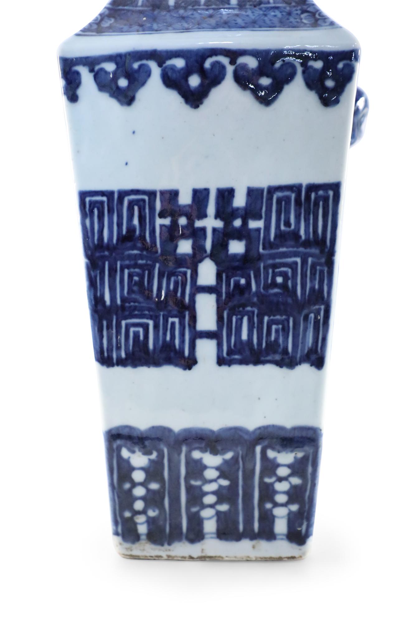 Antico vaso cinese quadrato bianco e blu in vendita 1