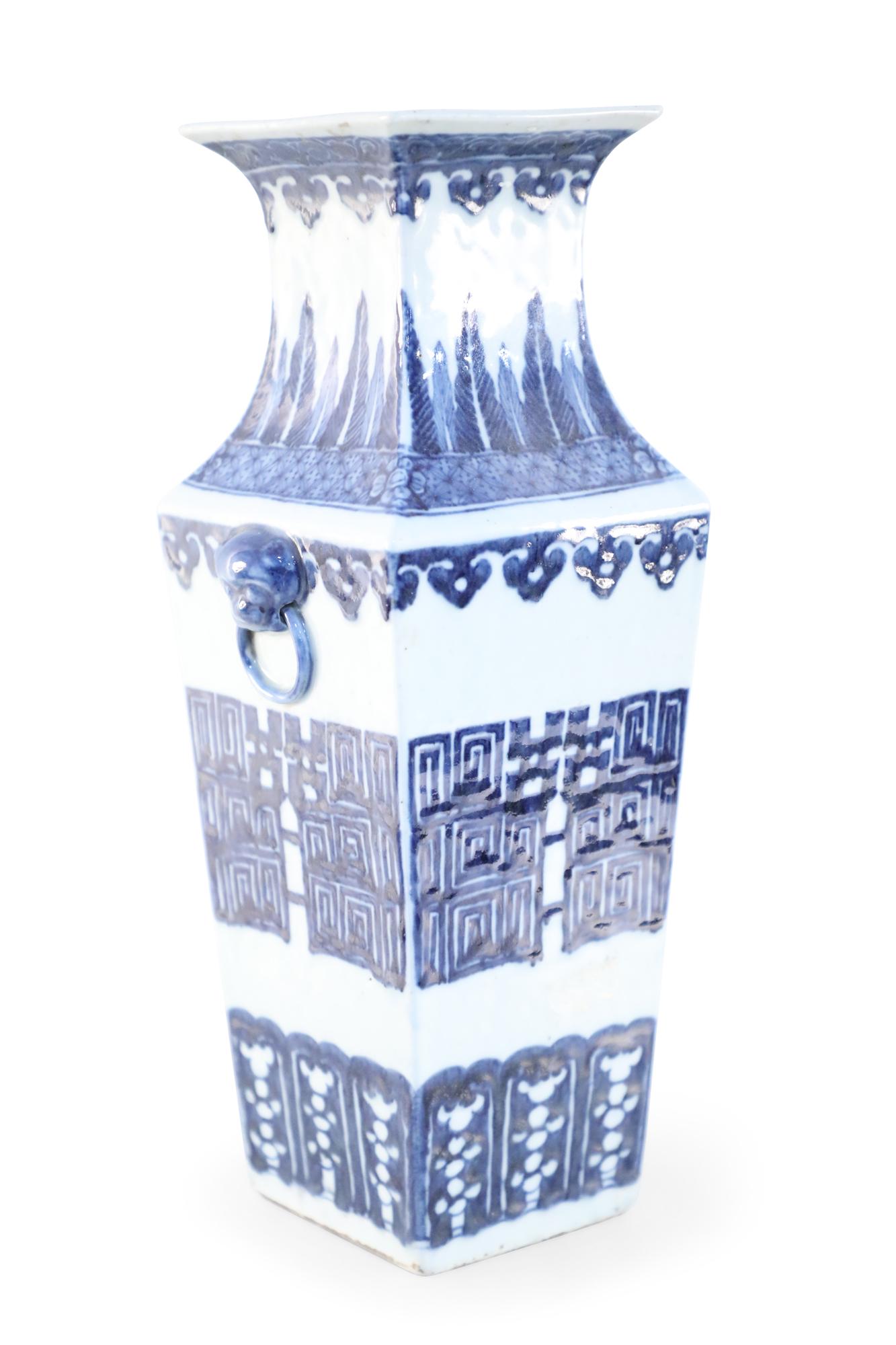 Antike chinesische quadratische Vase in Weiß und Blau (Chinesischer Export) im Angebot