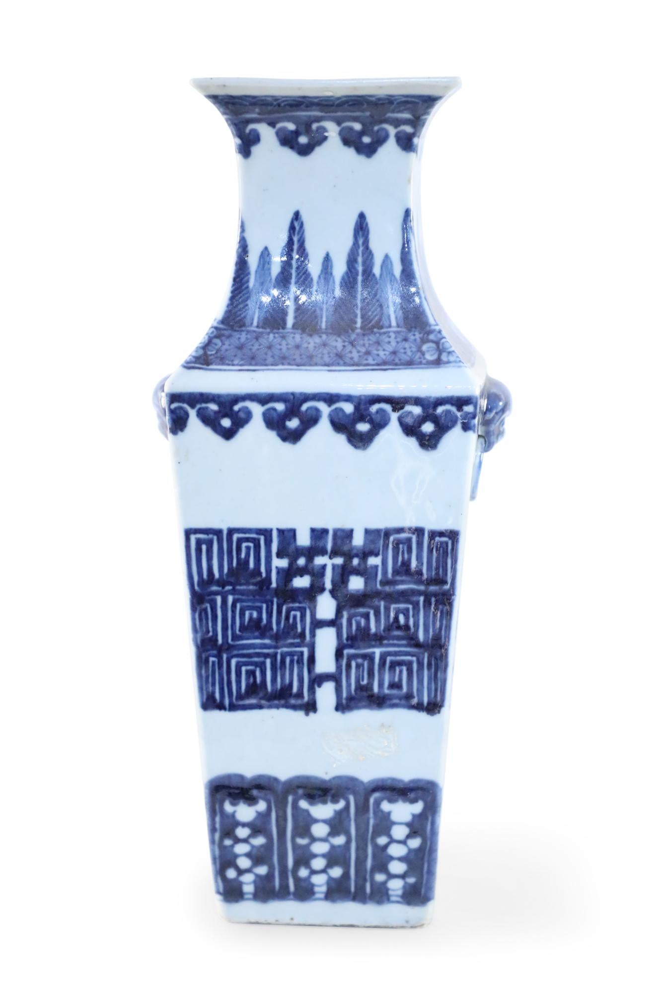 Antike chinesische quadratische Vase in Weiß und Blau (Chinesisch) im Angebot