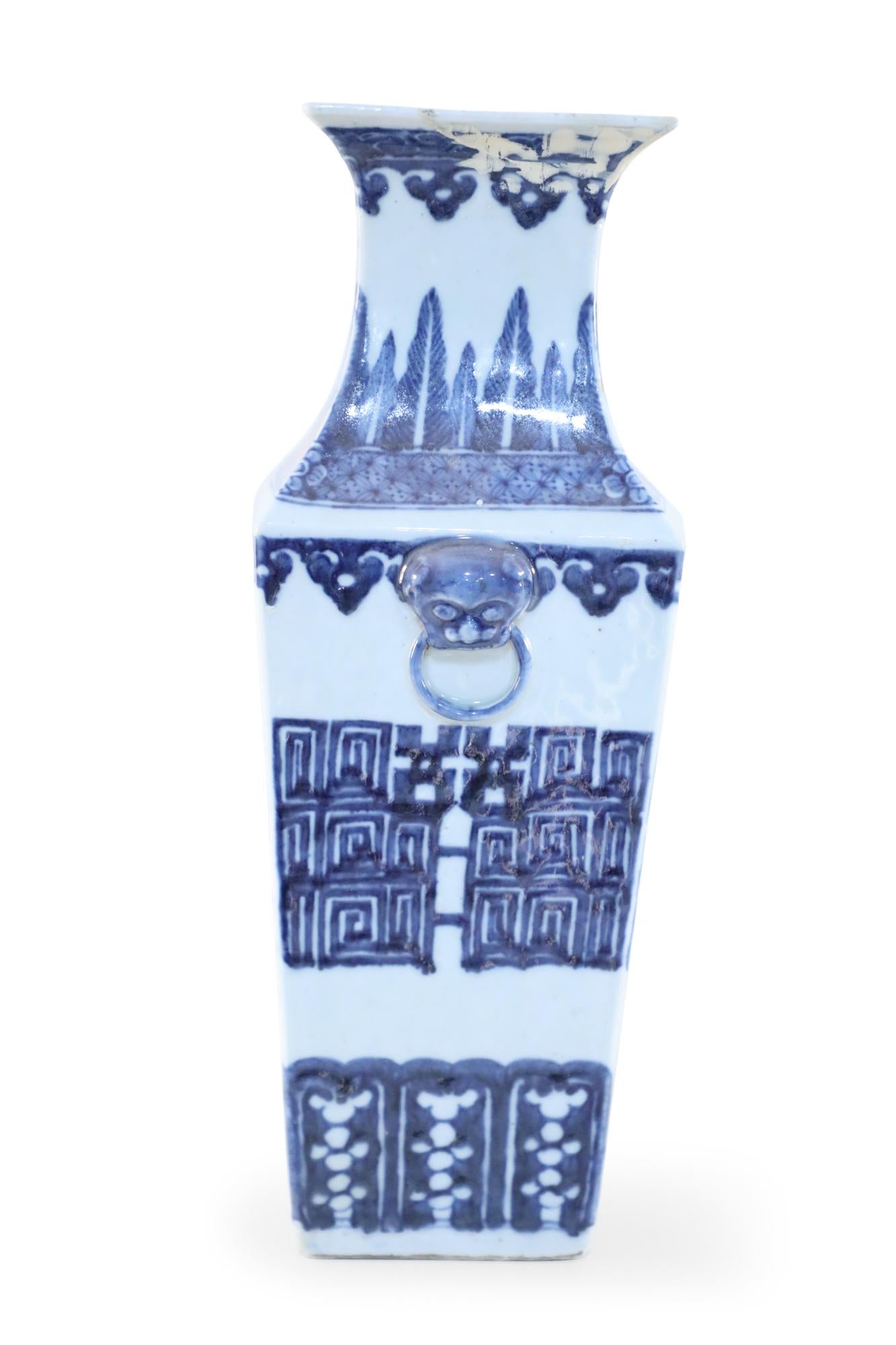 Antique Chinese White and Blue Squared Vase In Good Condition For Sale In New York, NY