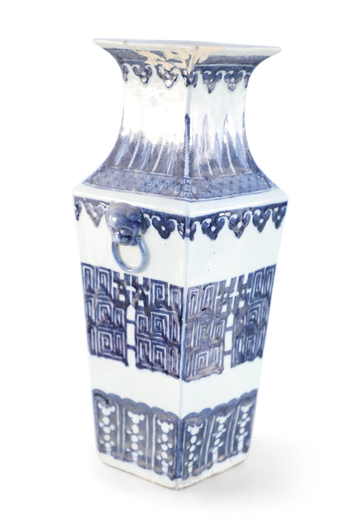 Antike chinesische quadratische Vase in Weiß und Blau (19. Jahrhundert) im Angebot
