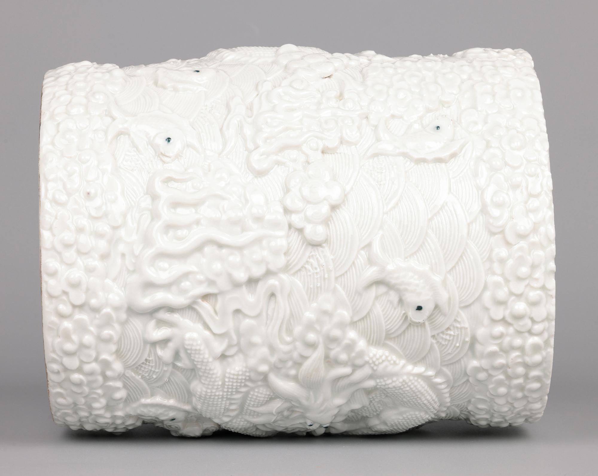 Ancien pot à pinceau chinois à glaçure blanche Wang Bin Rong en vente 2