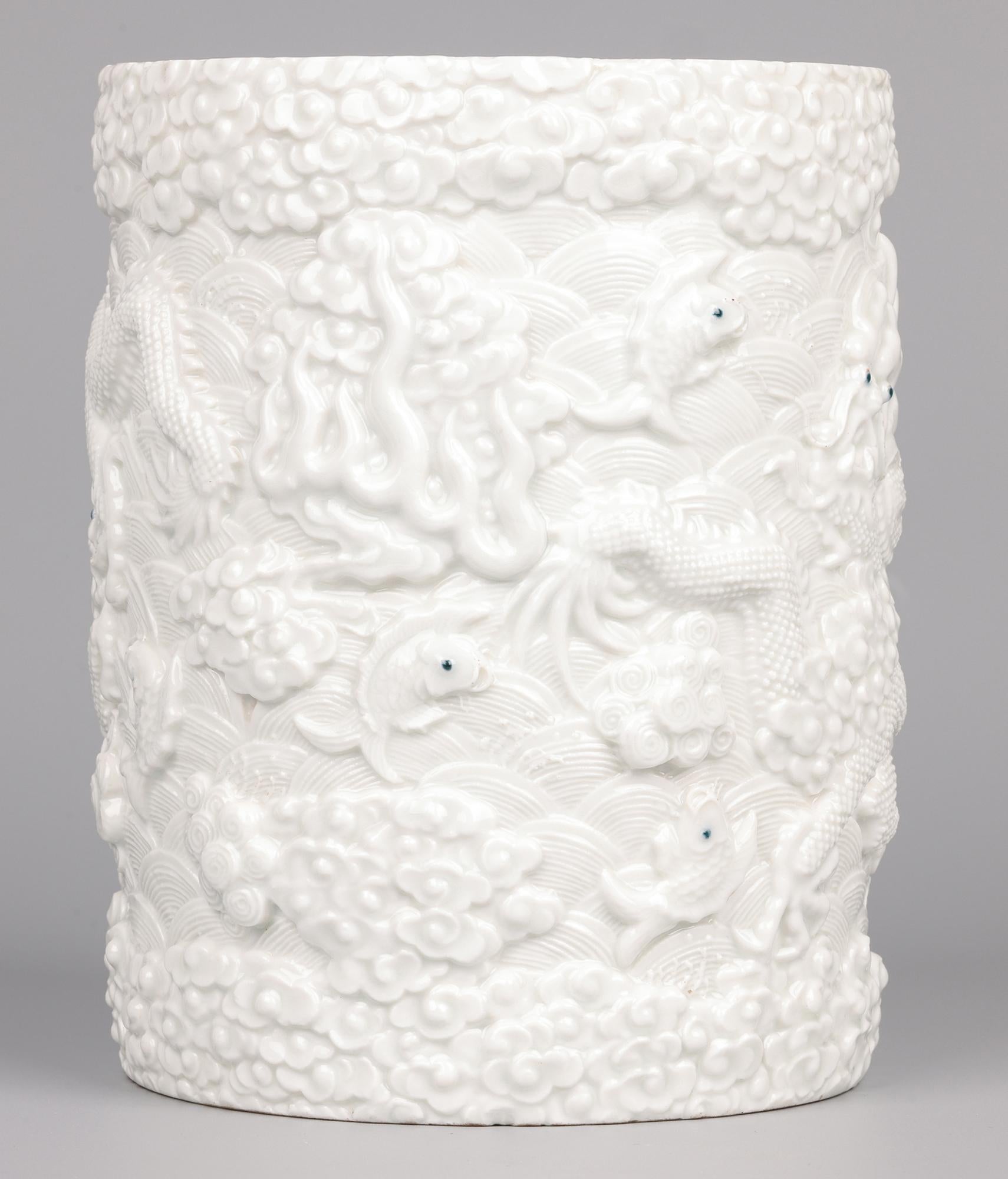 Ancien pot à pinceau chinois à glaçure blanche Wang Bin Rong en vente 3