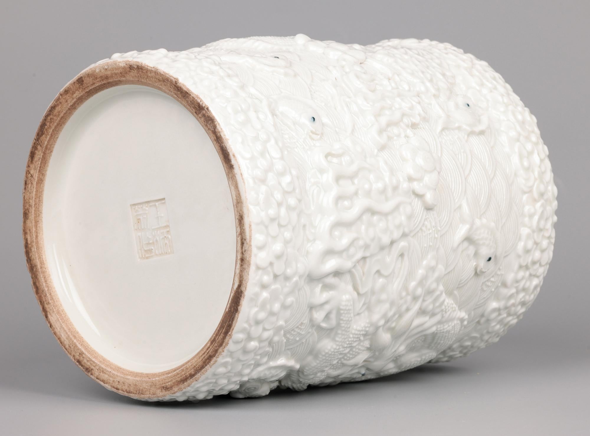 Ancien pot à pinceau chinois à glaçure blanche Wang Bin Rong en vente 4
