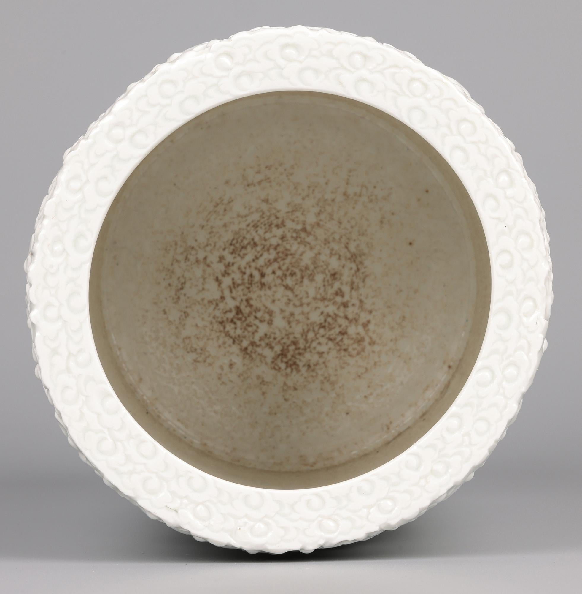 Ancien pot à pinceau chinois à glaçure blanche Wang Bin Rong en vente 5