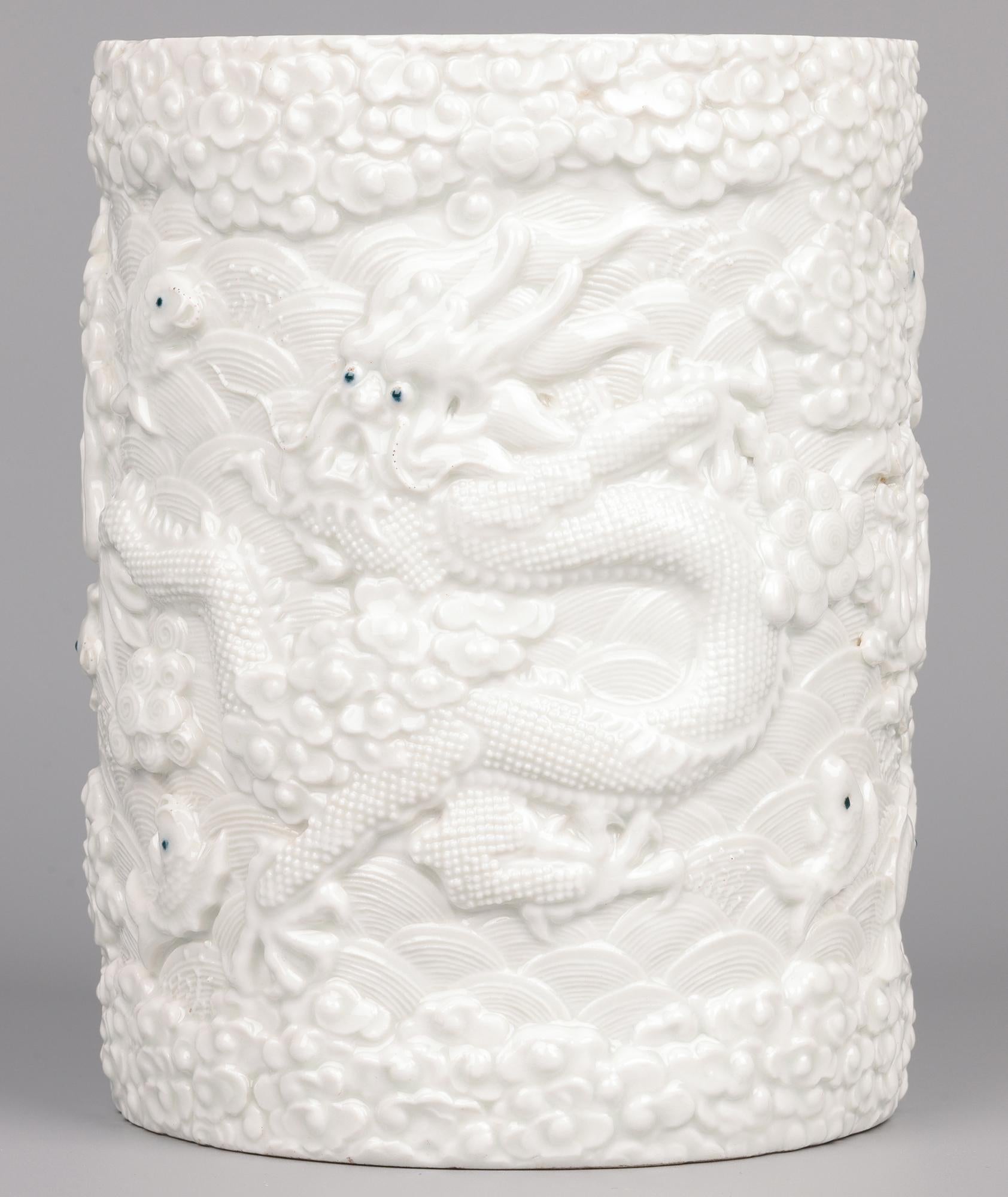 Ancien pot à pinceau chinois à glaçure blanche Wang Bin Rong en vente 6