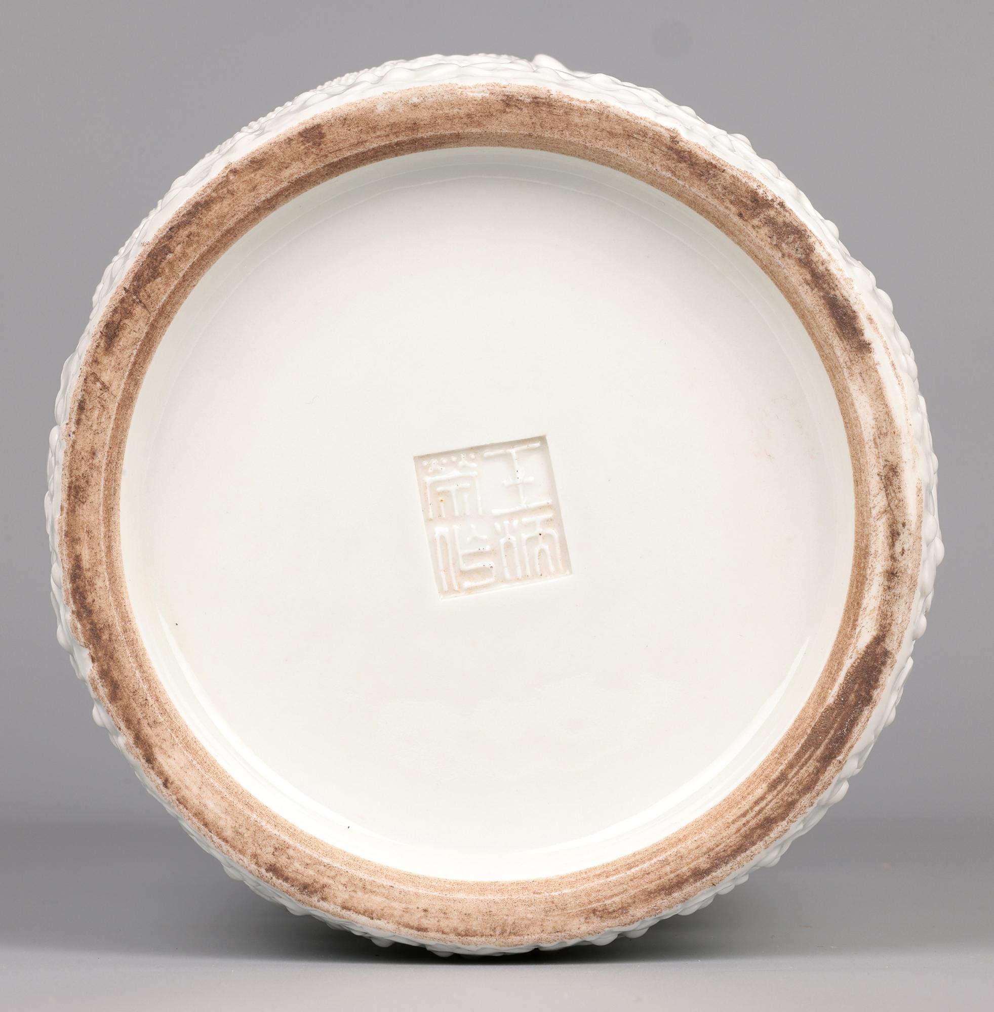 Ancien pot à pinceau chinois à glaçure blanche Wang Bin Rong en vente 7