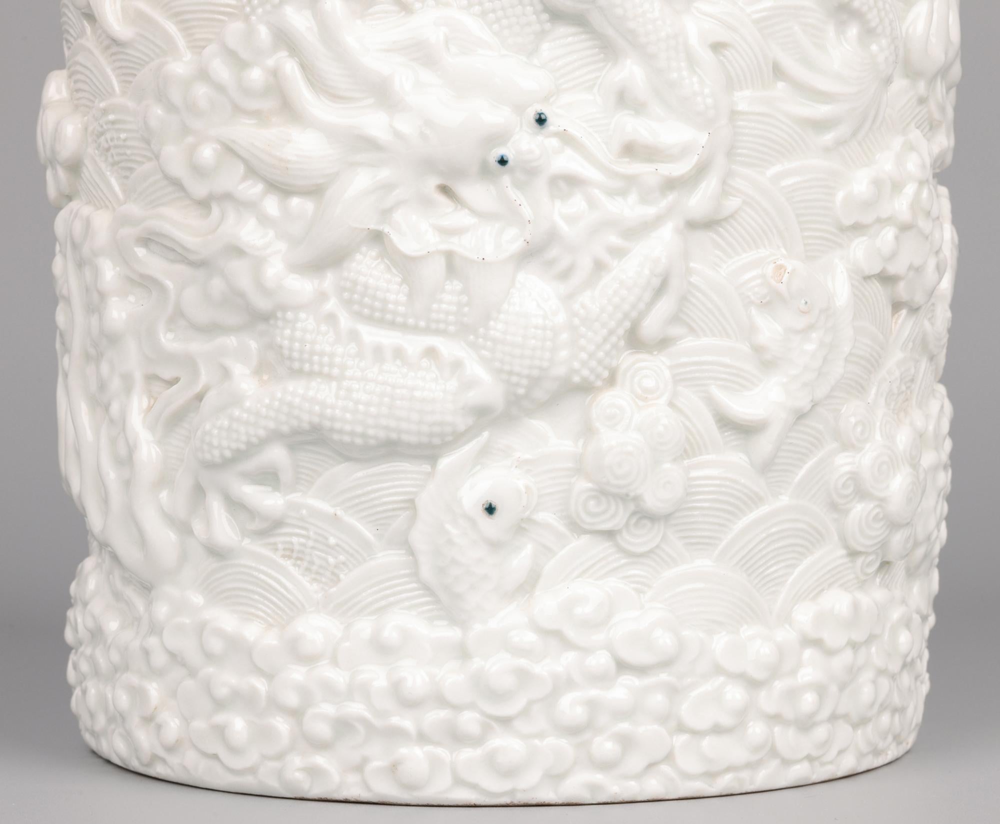 Chinois Ancien pot à pinceau chinois à glaçure blanche Wang Bin Rong en vente