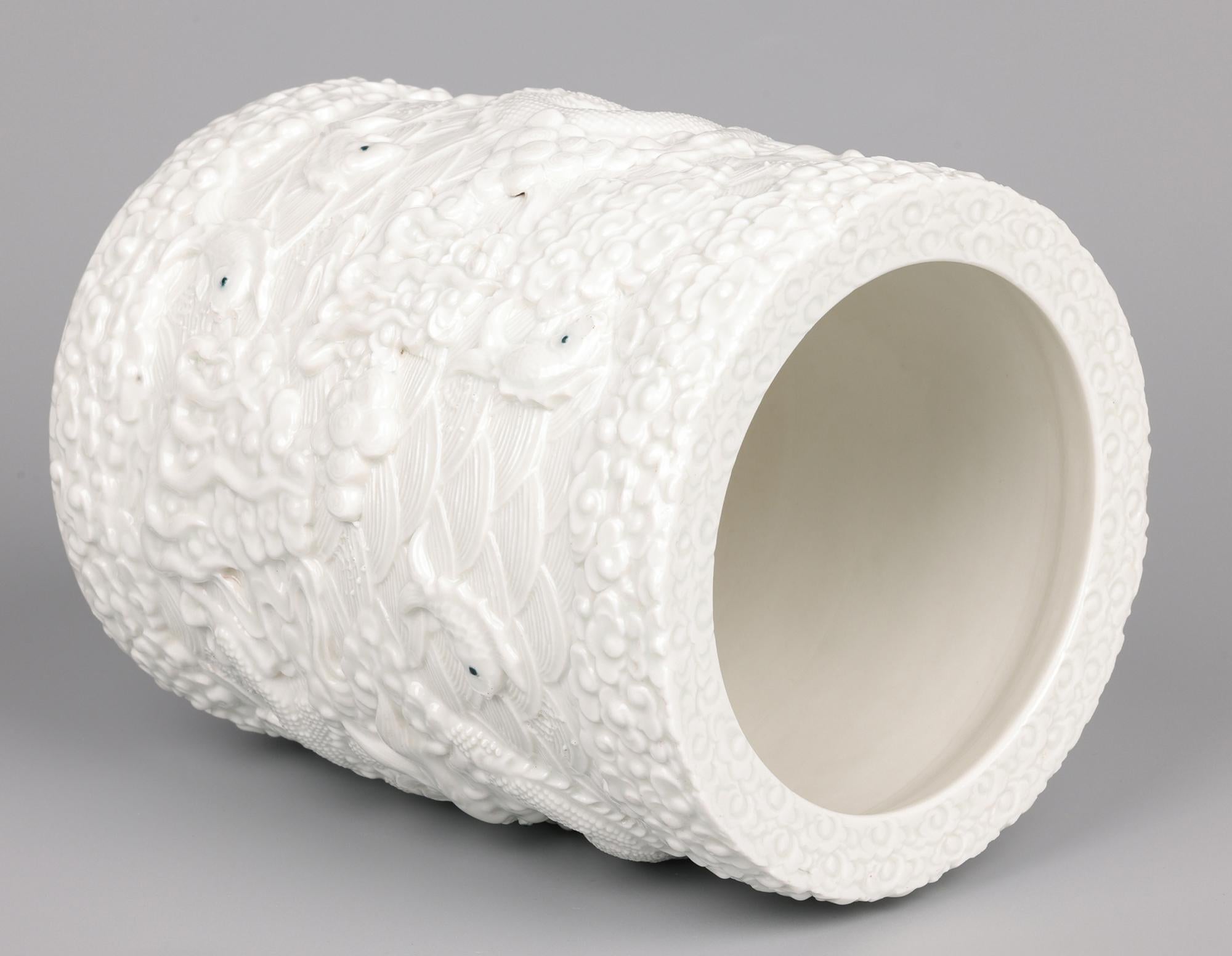 20ième siècle Ancien pot à pinceau chinois à glaçure blanche Wang Bin Rong en vente