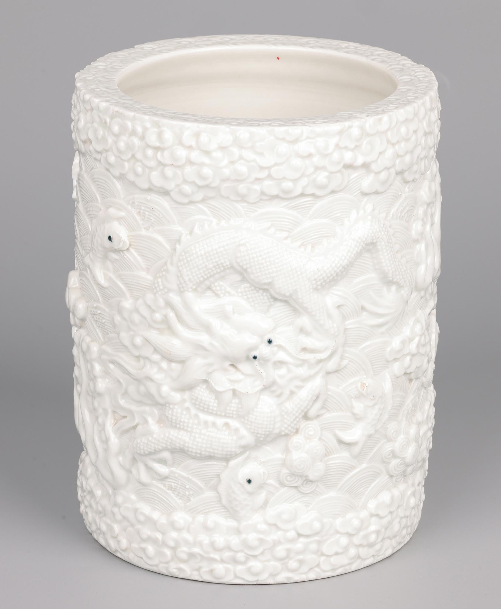 Porcelaine Ancien pot à pinceau chinois à glaçure blanche Wang Bin Rong en vente