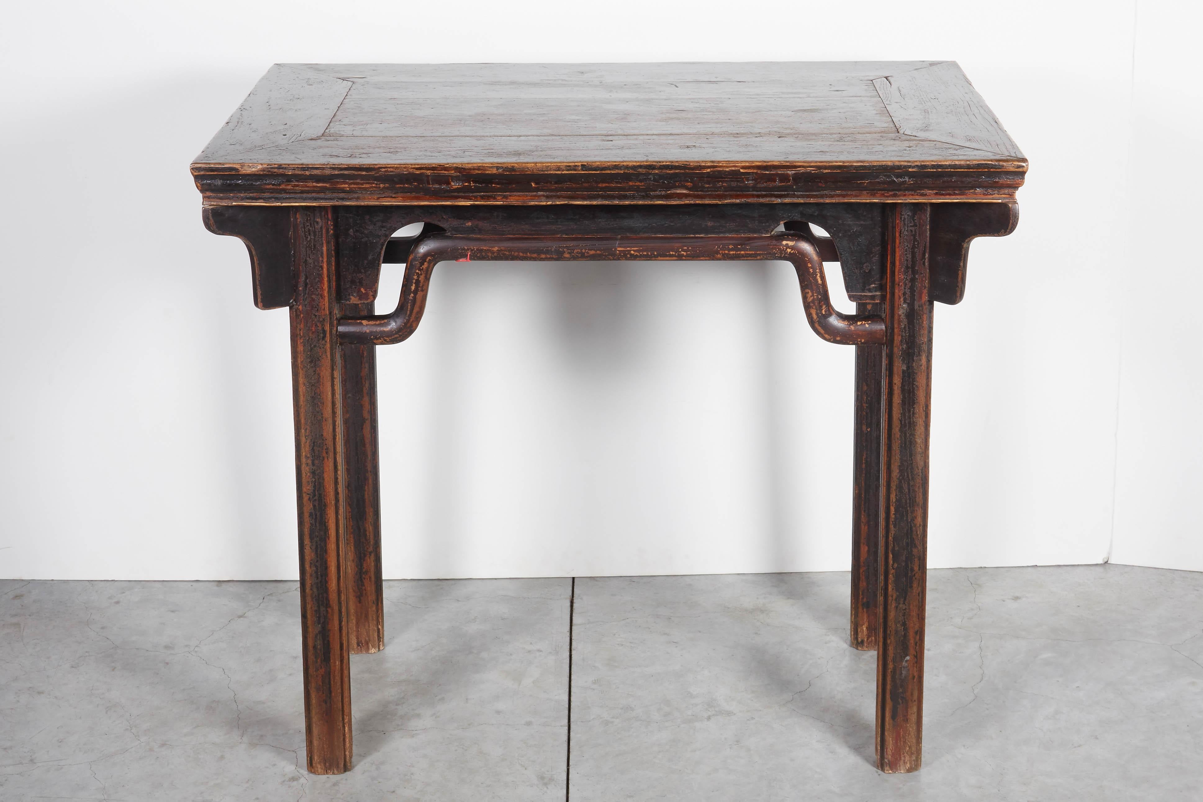 Ein klassischer, anmutig gestalteter antiker chinesischer Weintisch mit ausgeprägten Buckelstreckern und schöner Patina. Dieser Tisch wurde wahrscheinlich in einem chinesischen Haus des 19. Jahrhunderts als Altar verwendet.
T559.