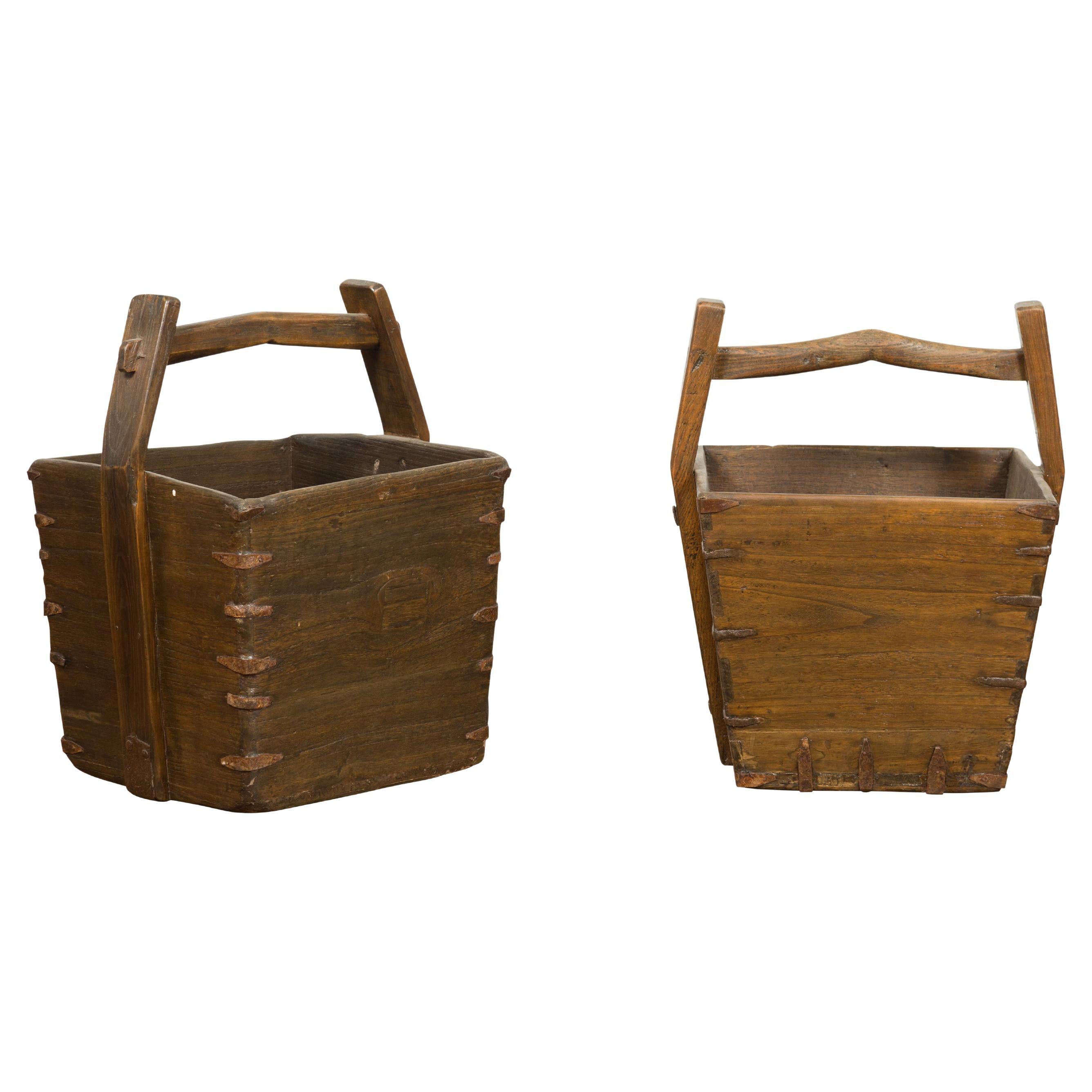 Antike chinesische Getreideskörbe aus Holz und Metall mit Traggriffen, verkauft pro Stück