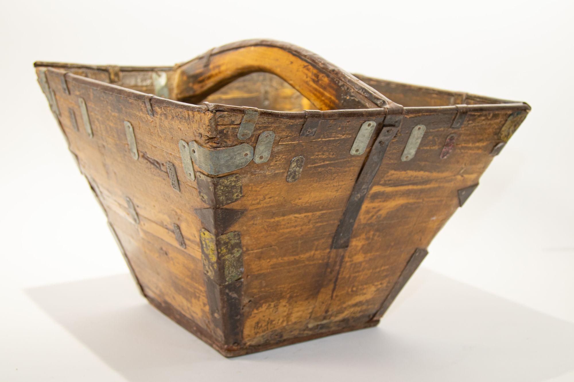 Antico cesto cinese in Wood in vendita 2