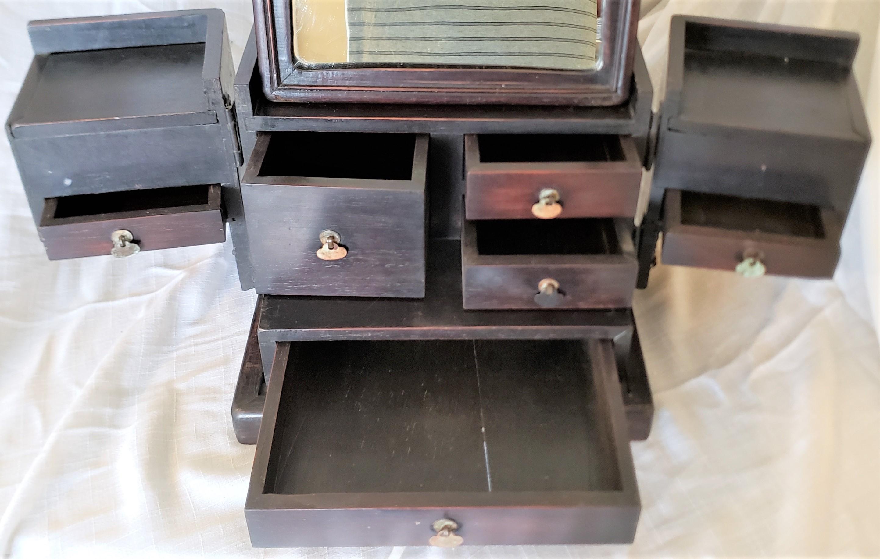 XIXe siècle Ancienne boîte à bijoux ou commode de coiffeuse chinoise en bois avec incrustation complexe en vente