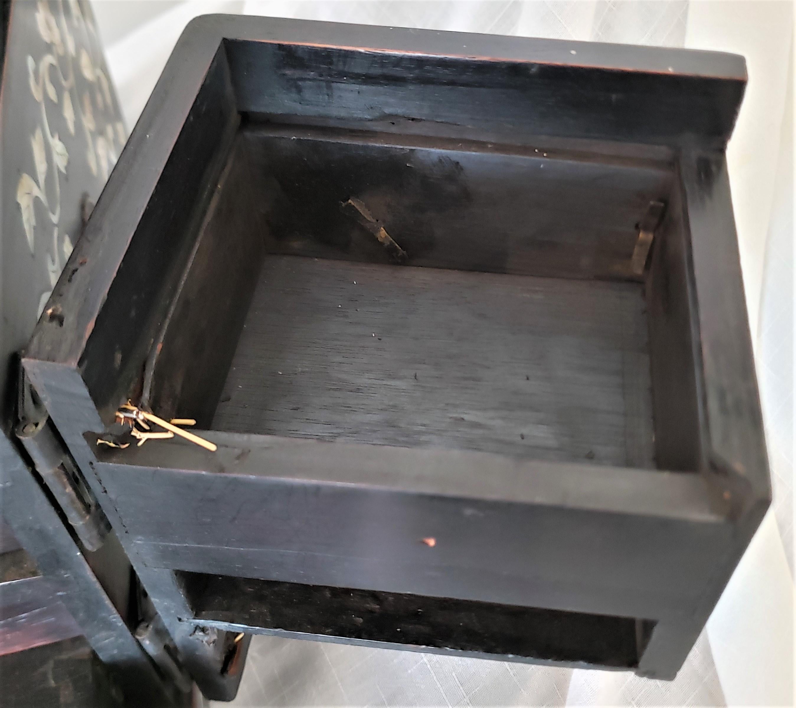 Ancienne boîte à bijoux ou commode de coiffeuse chinoise en bois avec incrustation complexe en vente 1