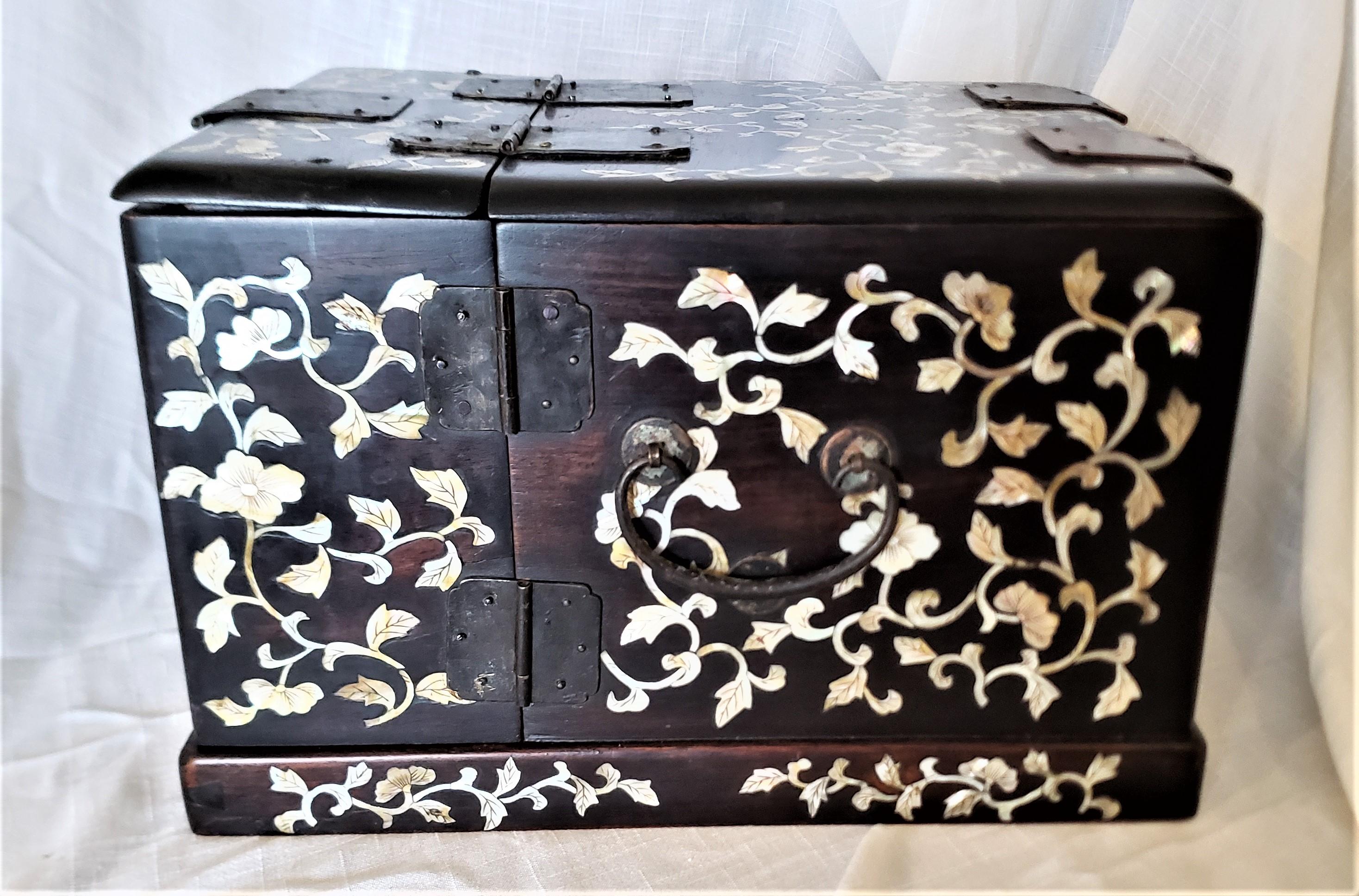 Exportation chinoise Ancienne boîte à bijoux ou commode de coiffeuse chinoise en bois avec incrustation complexe en vente