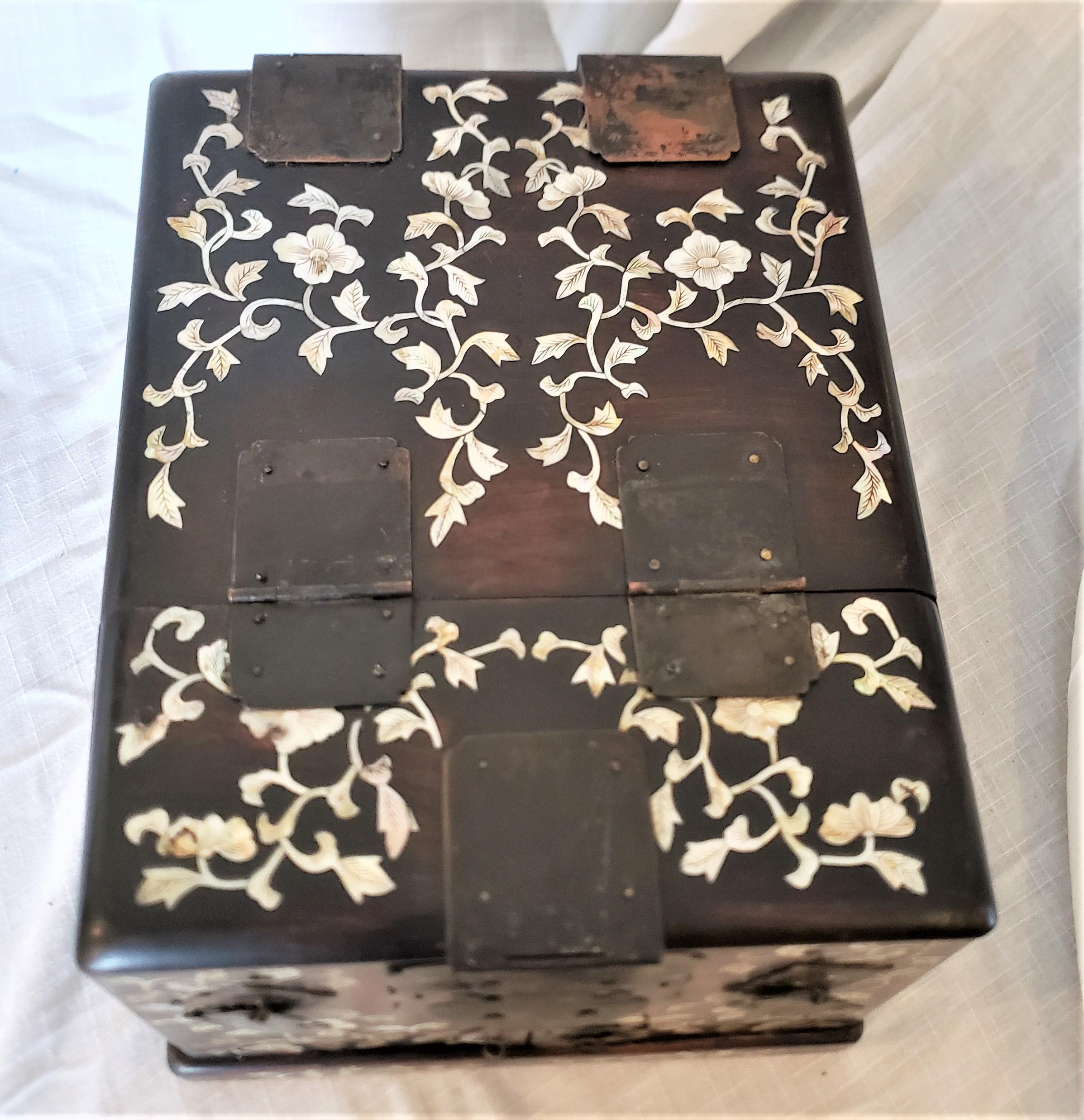 Chinois Ancienne boîte à bijoux ou commode de coiffeuse chinoise en bois avec incrustation complexe en vente