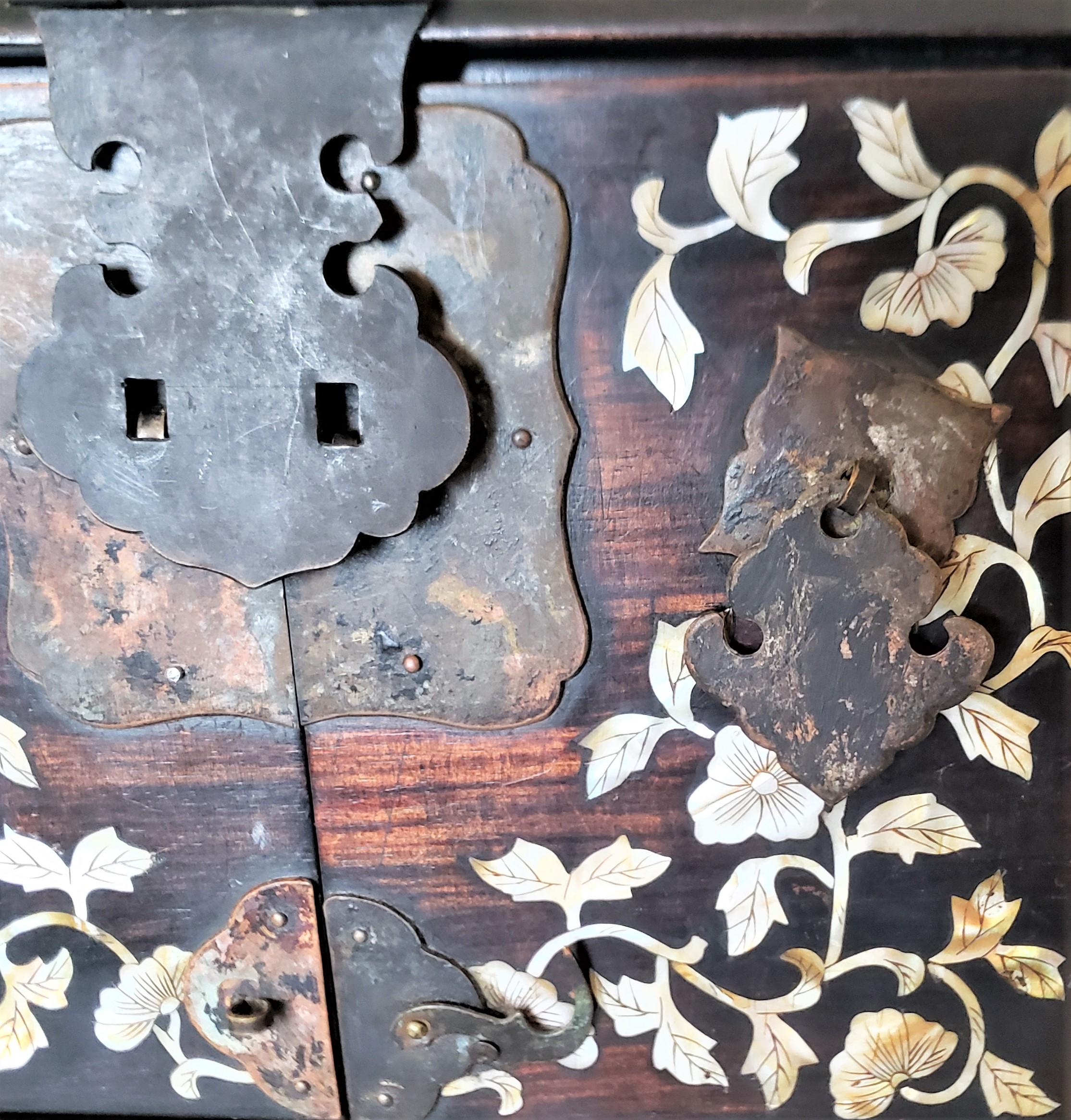 Fait à la machine Ancienne boîte à bijoux ou commode de coiffeuse chinoise en bois avec incrustation complexe en vente