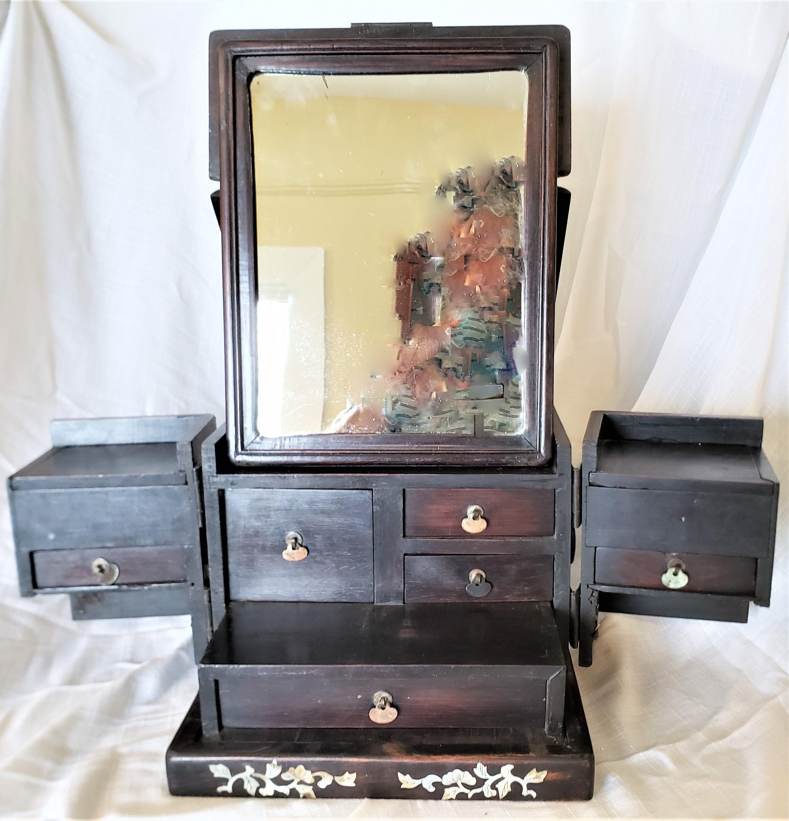 Ancienne boîte à bijoux ou commode de coiffeuse chinoise en bois avec incrustation complexe Bon état - En vente à Hamilton, Ontario