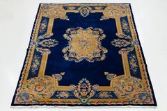 Antiker chinesischer Wollteppich - Blau mit floralem Medaillon und verschnörkelter Goldbordüre