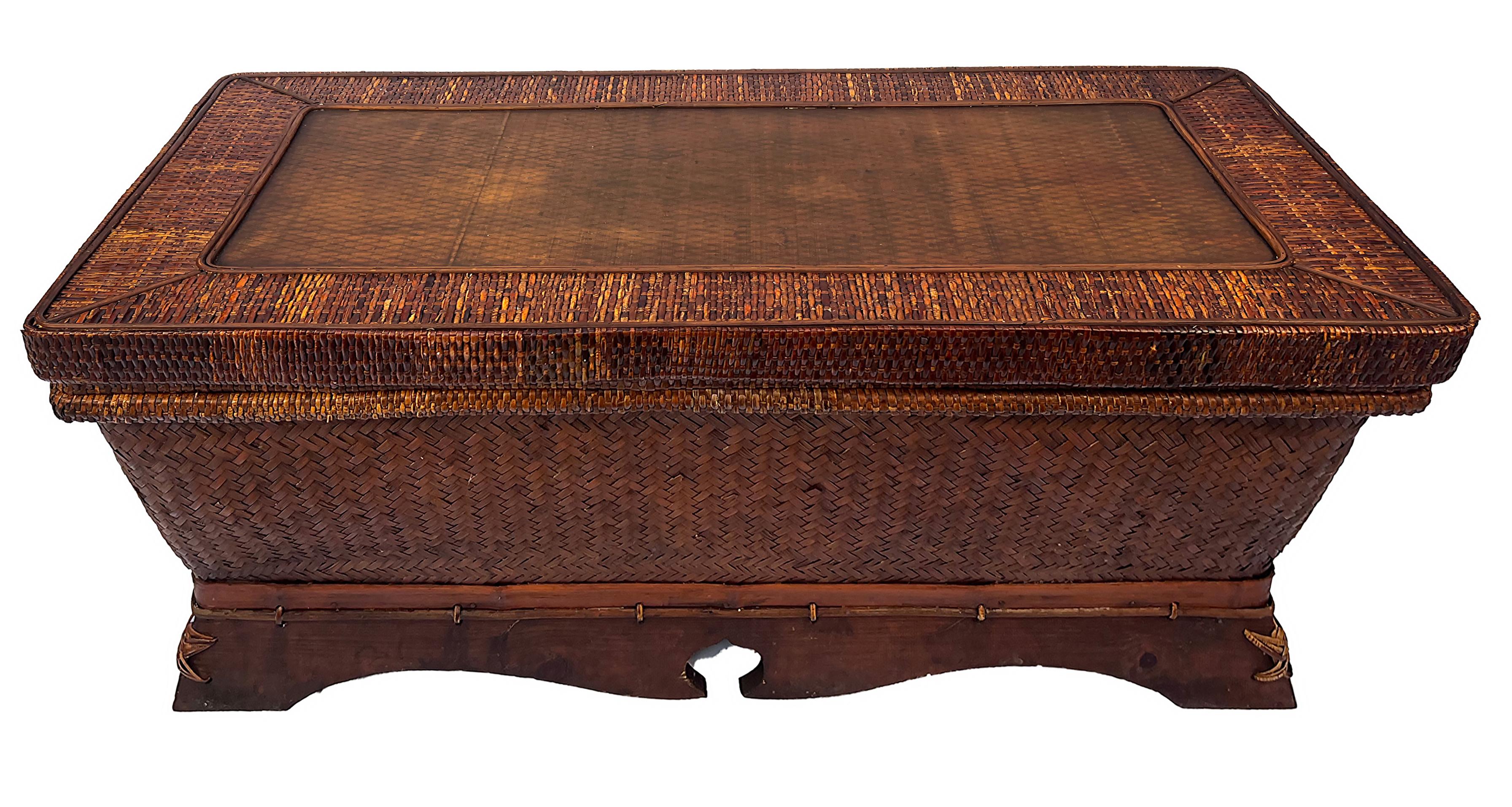 Antique Chinese Woven Rattan Chest Trunk or Coffee Table  In Good Condition For Sale In Miami, FL