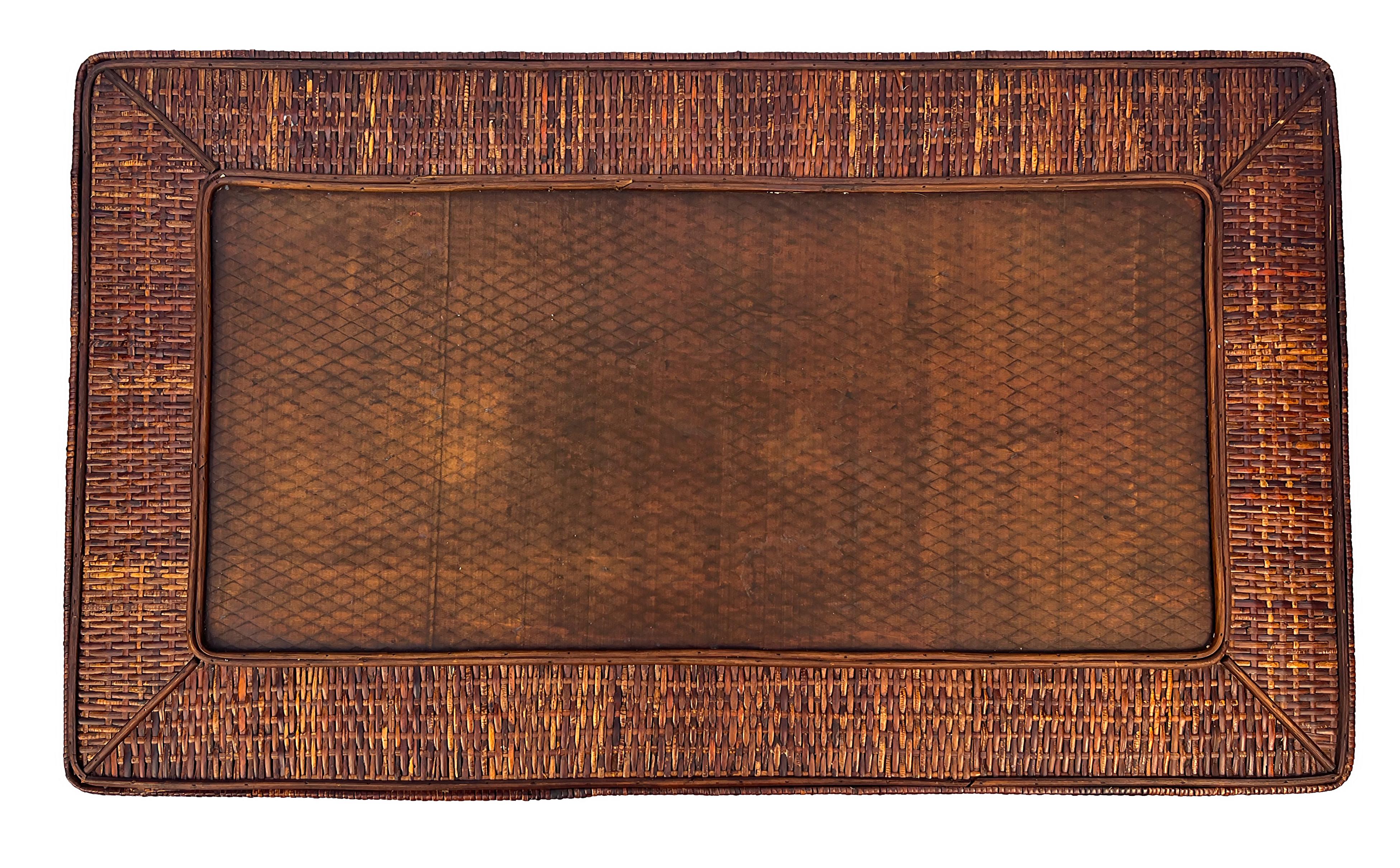 20ième siècle Malle ou table basse antique en rotin tressé chinois  en vente